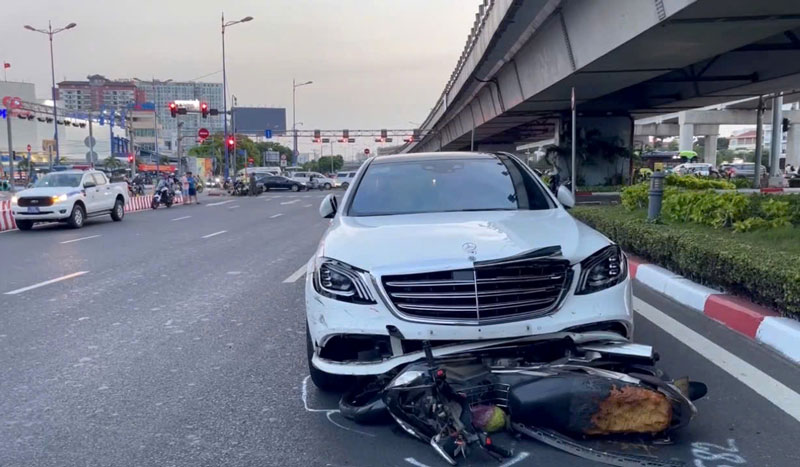 Hiện trường vụ nữ lái xe ô tô Mercedes tông trúng khoảng 10 xe máy.