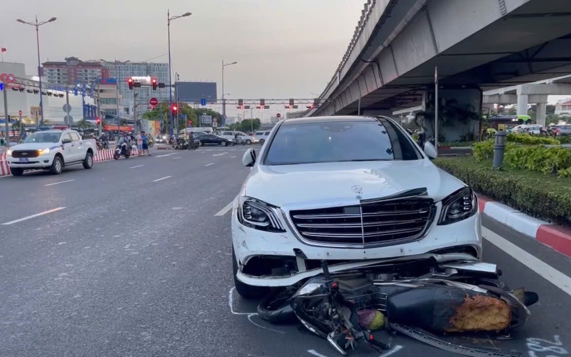 Nữ tài xế xe Mercedes tông trúng nhiều xe máy đang chờ đèn đỏ