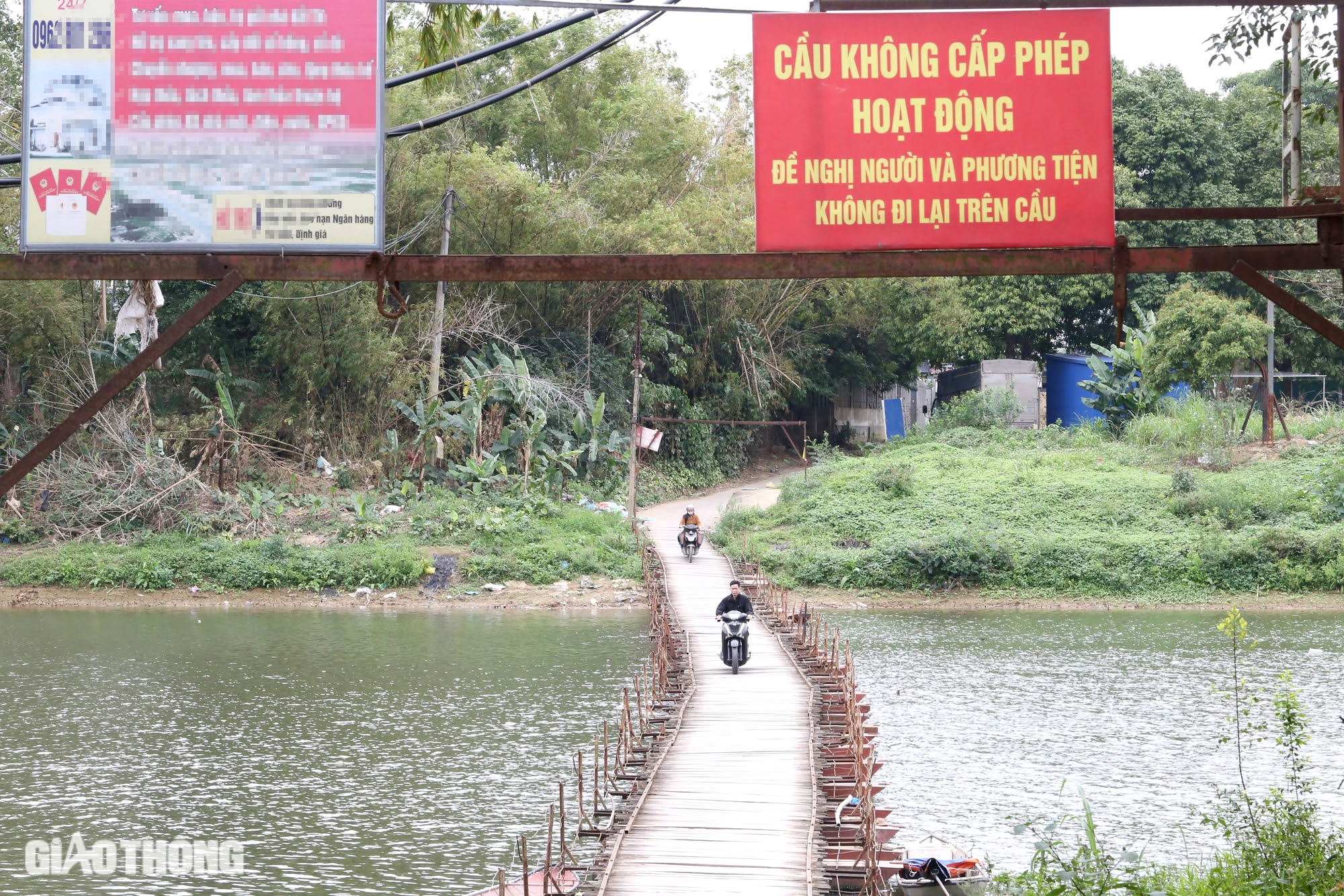 Thái Nguyên: Cược mạng sống băng qua cầu phao bị cấm- Ảnh 1.