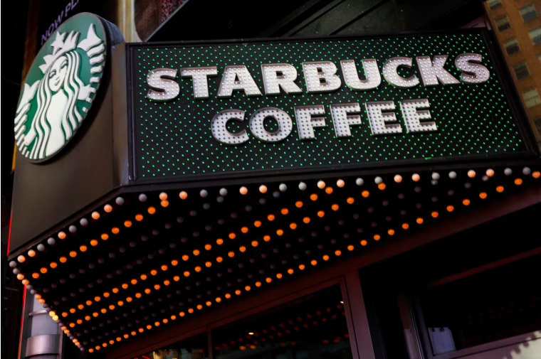 Bị bỏng vì trà nóng đổ vào người, khách kiện đòi Starbucks bồi thường 50 triệu USD- Ảnh 1.