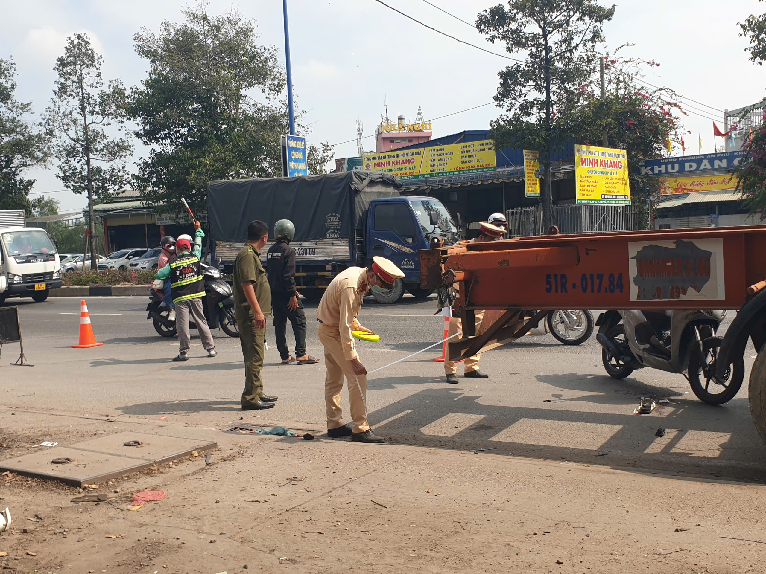 Tông đuôi xe container khi chở mẹ đi khám bệnh về, cô gái trẻ tử vong- Ảnh 2.