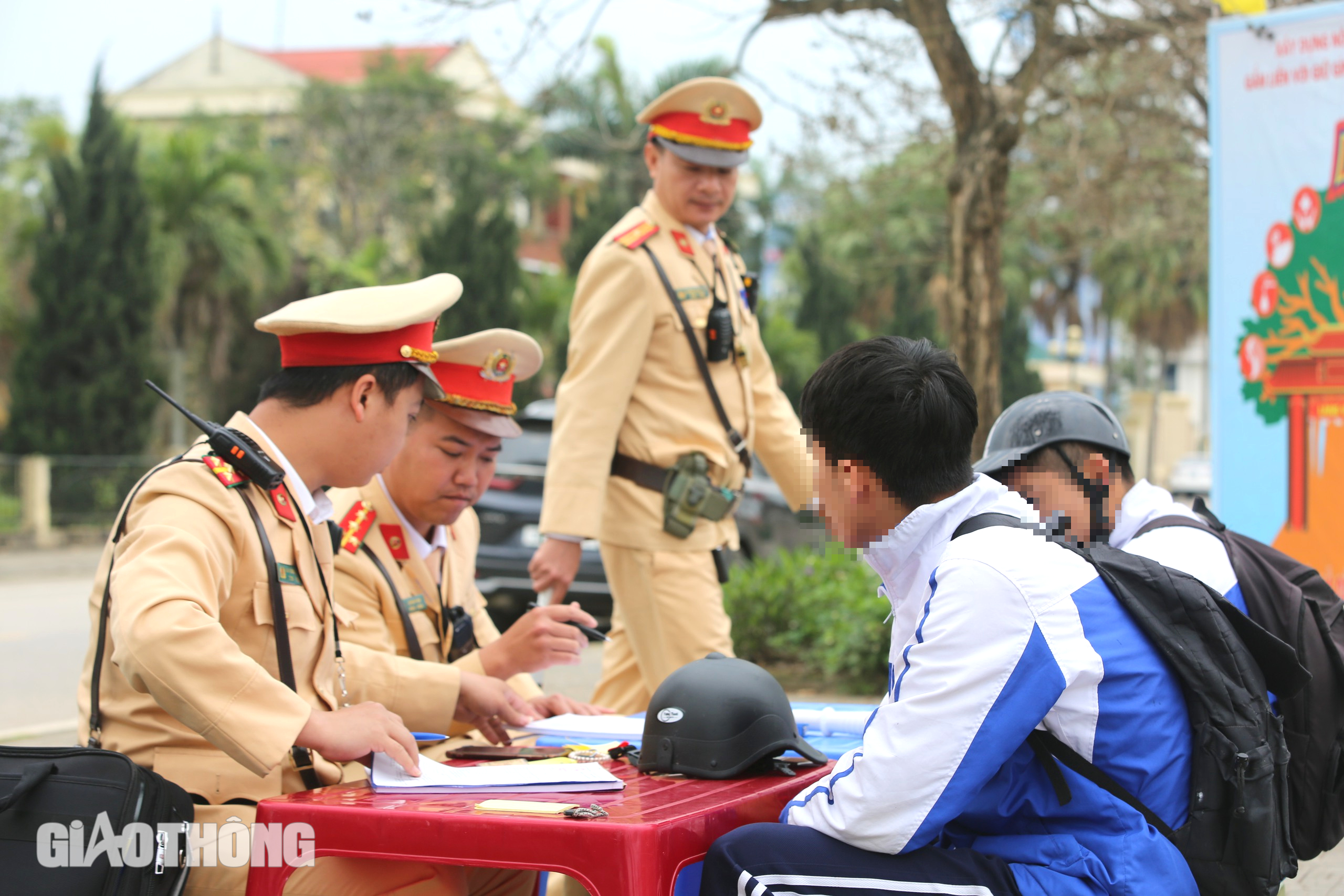 Xử lý hàng trăm học sinh vi phạm giao thông trên quốc lộ 1- Ảnh 1.