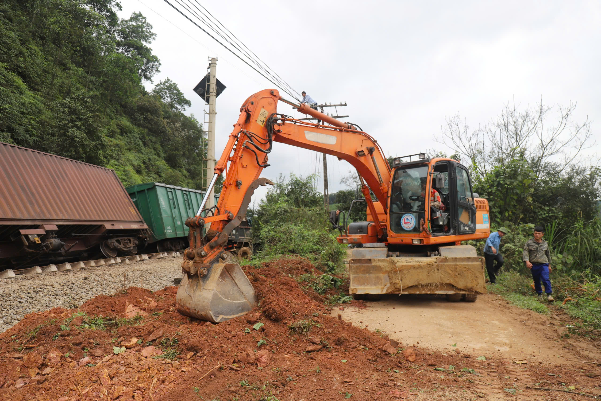 Huy động 200 người xuyên đêm cứu hộ tàu hàng bị lật ở Hà Tĩnh- Ảnh 1.