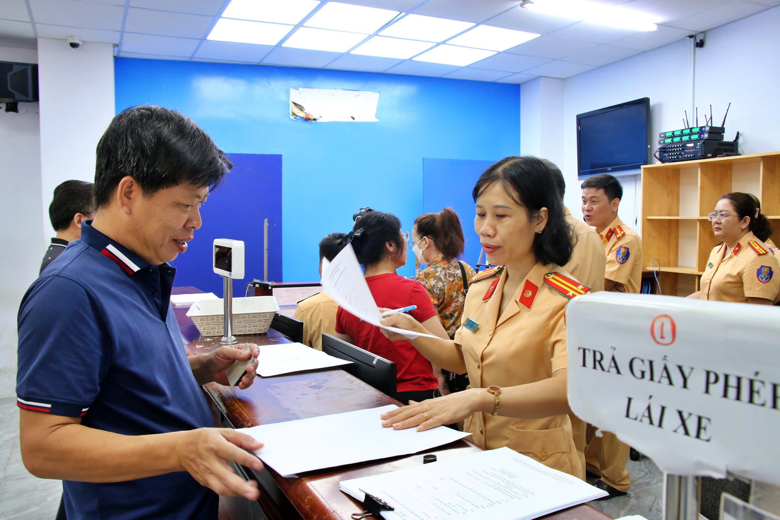 TP.HCM: Hơn 125.000 người thi đậu vẫn chưa được cấp bằng lái xe- Ảnh 2. TP.HCM: Hơn 125.000 người thi đậu vẫn chưa được cấp bằng lái xe- Ảnh 2.