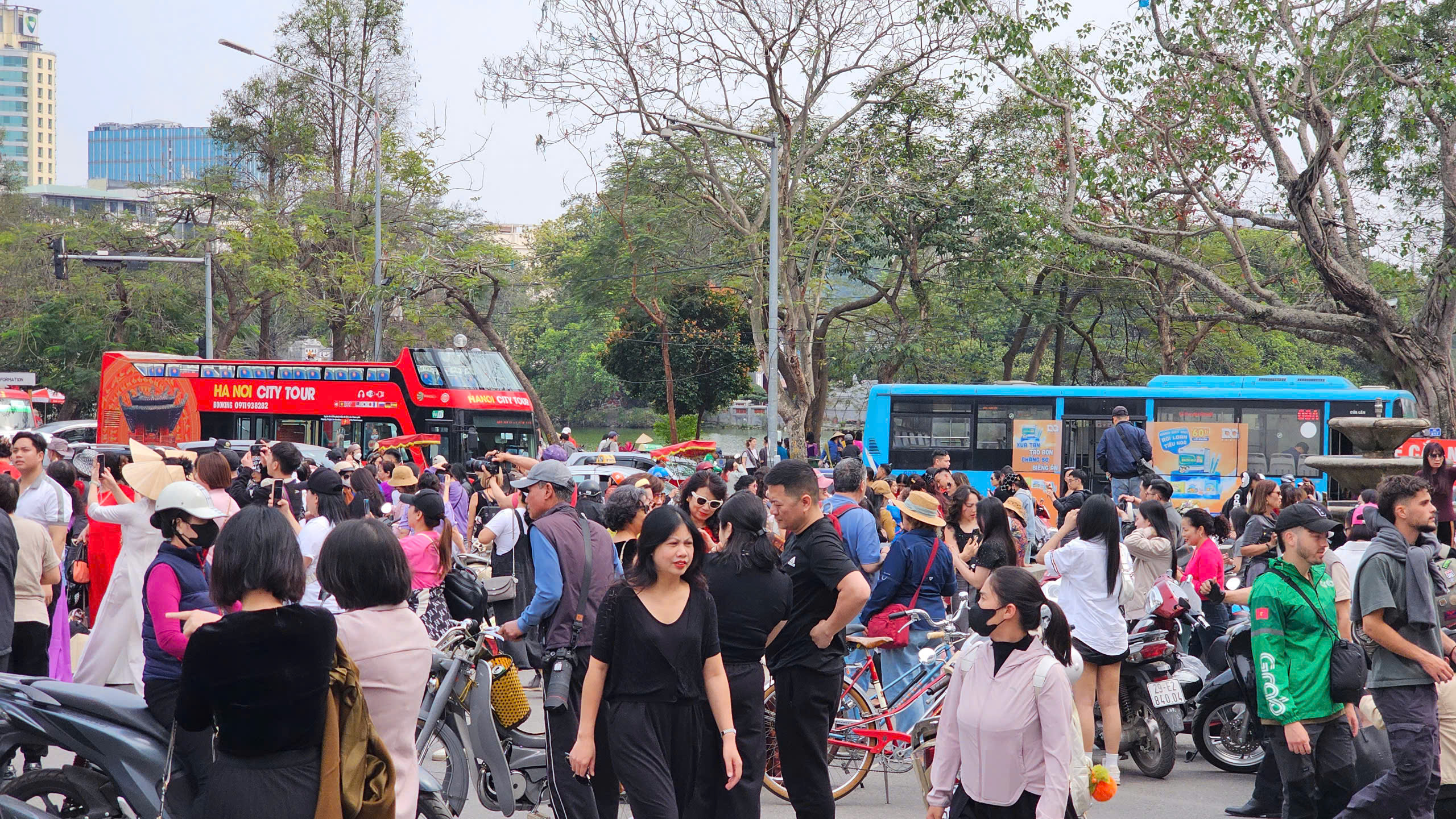 Phớt lờ xử phạt, người dân vẫn tụ tập check-in trước toà nhà "Hàm cá mập"- Ảnh 4.