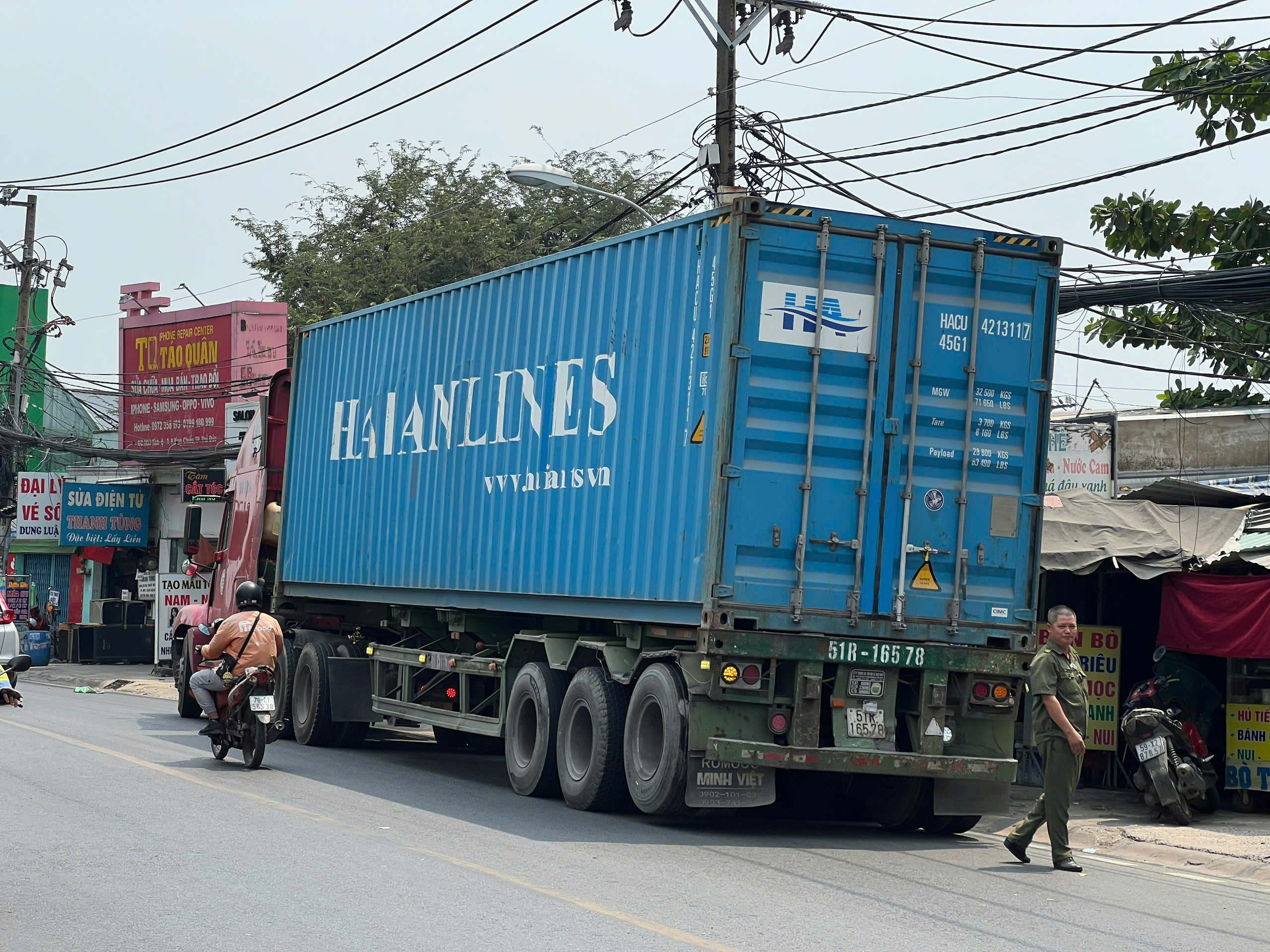 TP.HCM: Tài xế xe ôm công nghệ bị xe container cán tử vong- Ảnh 2.