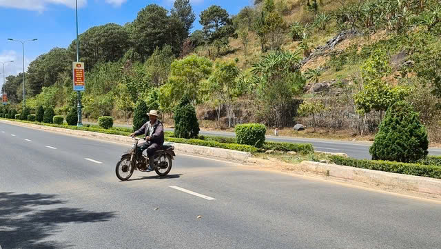 Lâm Đồng: Đề xuất làm đường gom, ngăn tình trạng phá rào cao tốc- Ảnh 1.