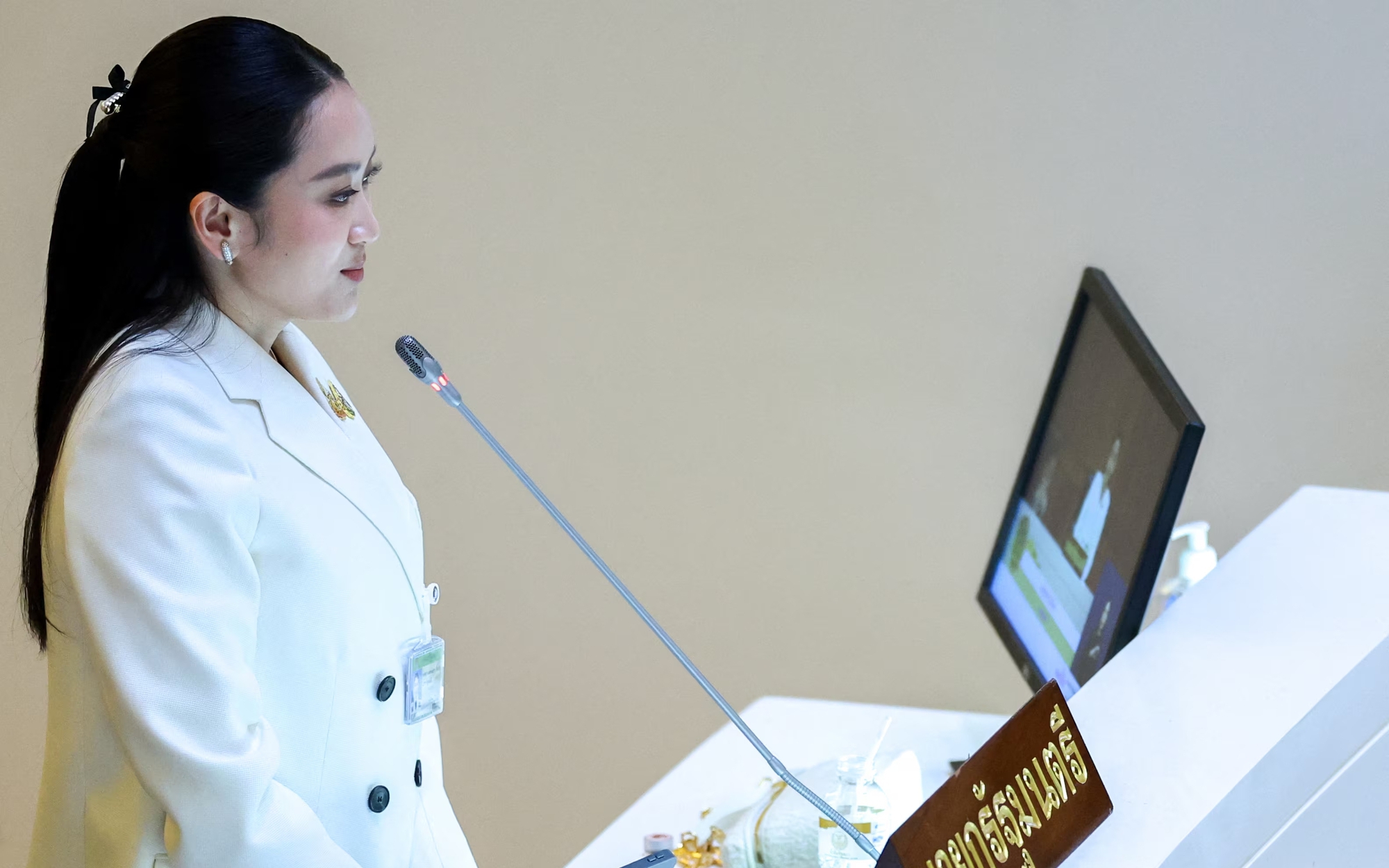 Thủ tướng Thái Lan Paetongtarn Shinawatra thoát bỏ phiếu bất tín nhiệm- Ảnh 2. Nữ Thủ tướng Thái Lan Paetongtarn Shinawatra đối mặt với cuộc bỏ phiếu bất tín nhiệm