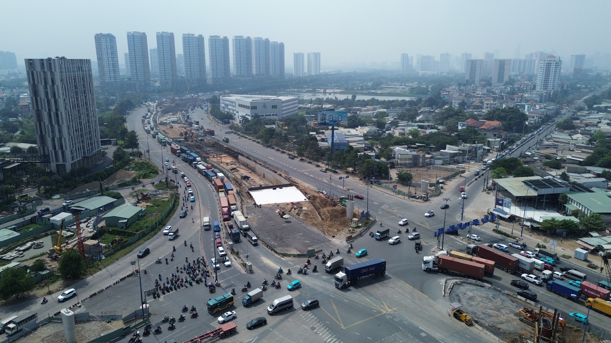 Rút ngắn 6 tháng thi công, nút giao An Phú “chạy nước rút” về đích trước Tết 2026- Ảnh 2. Rút ngắn 6 tháng thi công, nút giao An Phú “chạy nước rút” về đích trước Tết 2026- Ảnh 2.