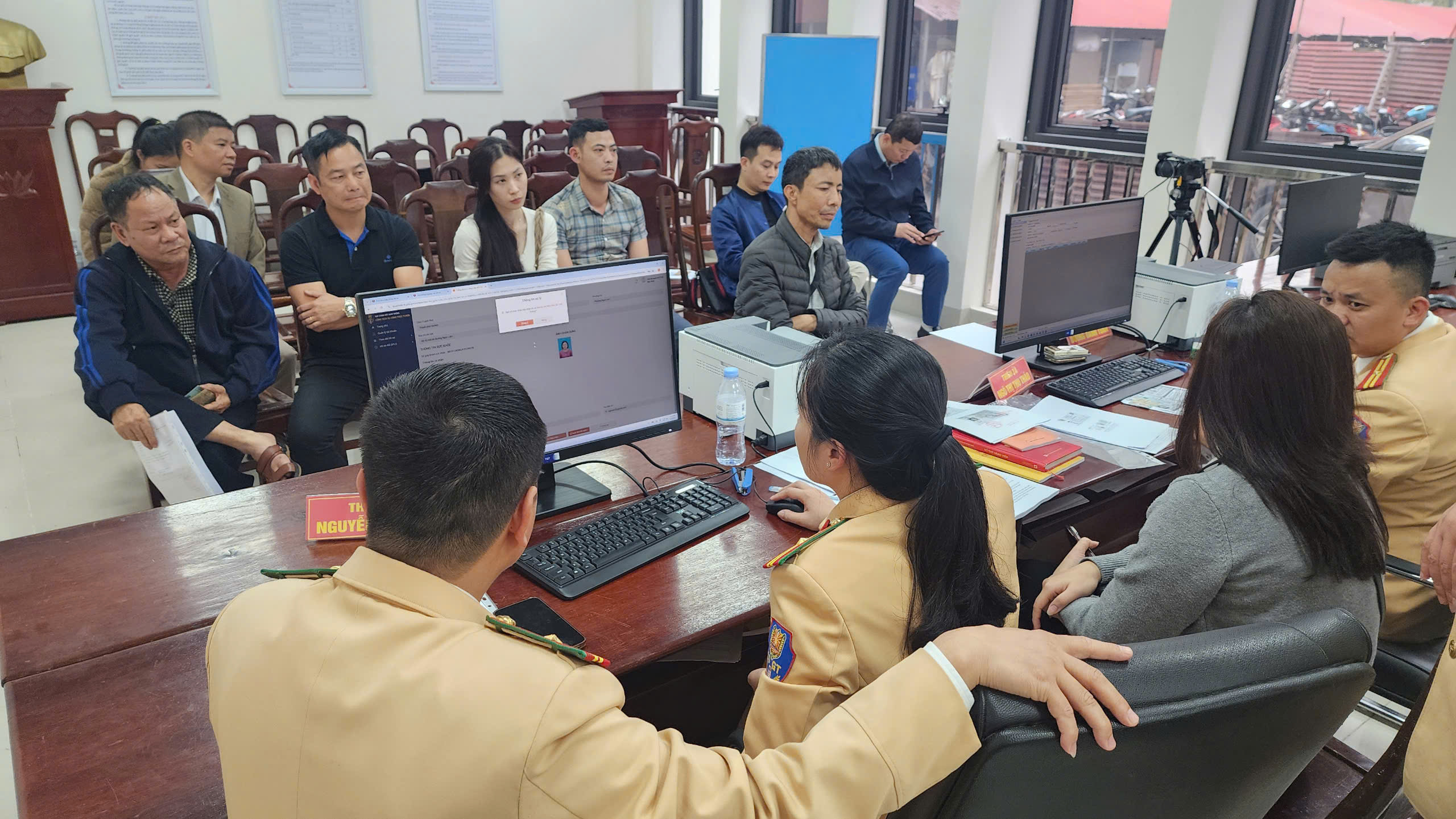 Cấp đổi GPLX thông suốt tại các địa phương- Ảnh 2.