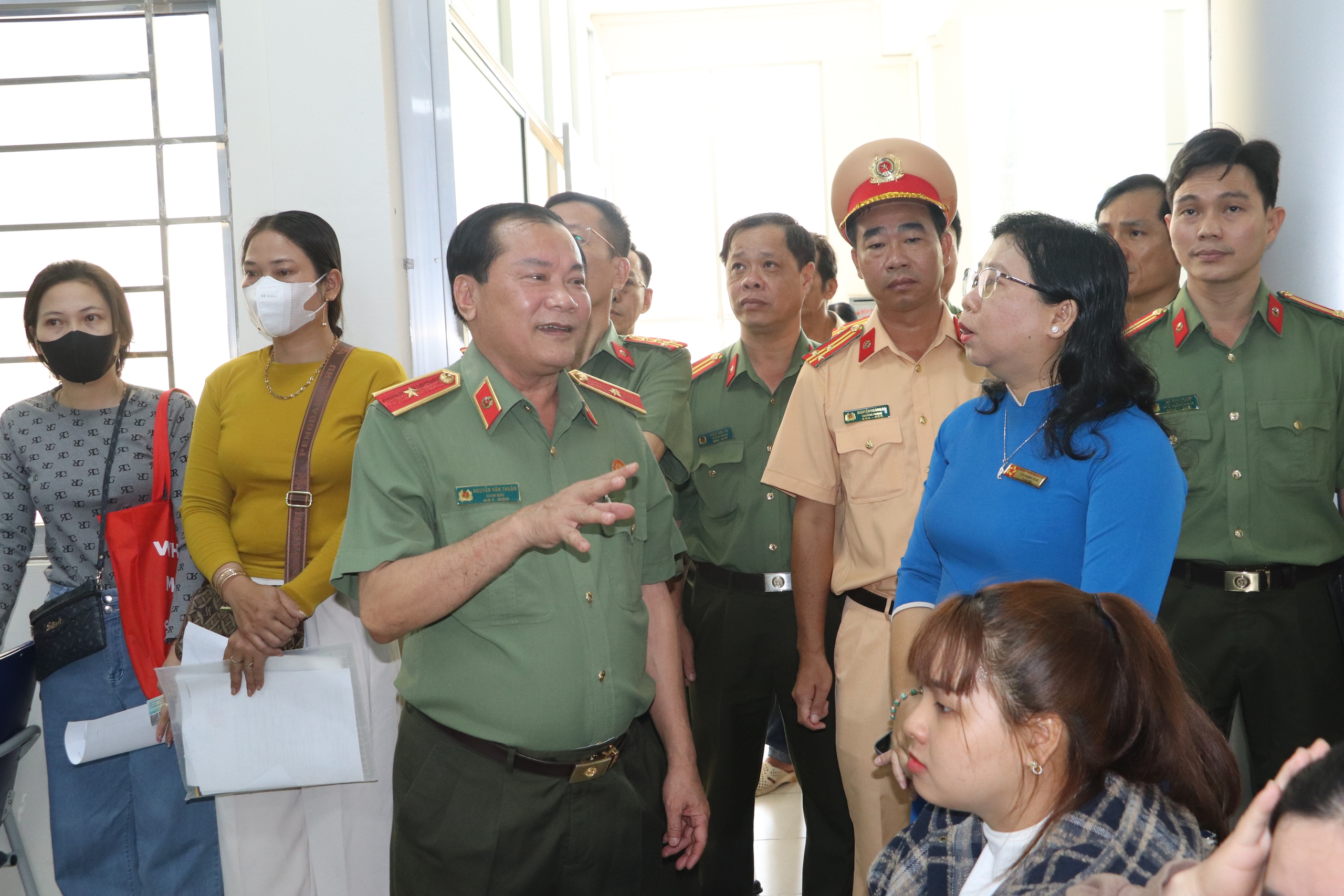 Ngày đầu tiên CSGT TP Cần Thơ cấp, đổi giấy phép lái xe: Nhanh chóng, thông suốt- Ảnh 7.