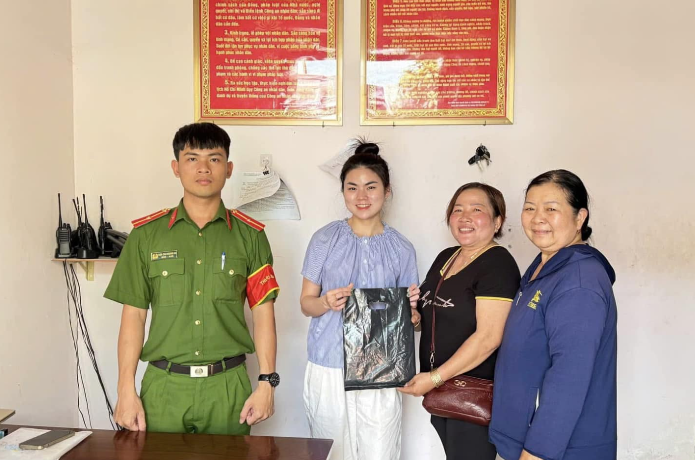 Nhặt được bọc tiền hơn 100 triệu, hai phụ nữ ở Đồng Nai trả lại người đánh rơi- Ảnh 1. Nhặt được bọc tiền hơn 100 triệu, hai phụ nữ ở Đồng Nai trả lại người đánh rơi- Ảnh 1.