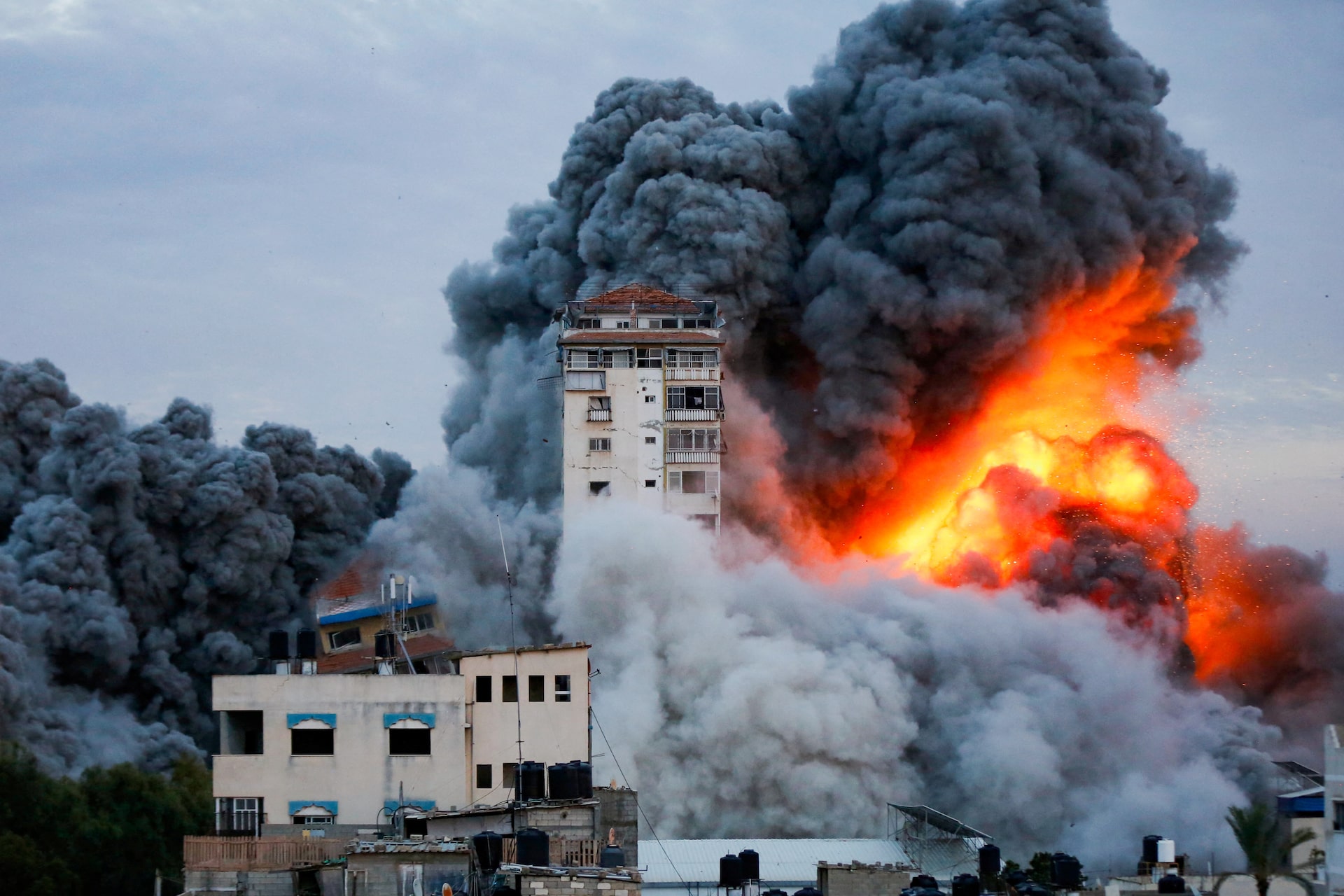 Hamas chấp thuận thả 5 con tin/tuần đổi 50 ngày ngừng bắn- Ảnh 2. Hamas chấp thuận thả 5 con tin/tuần đổi 50 ngày ngừng bắn- Ảnh 2.