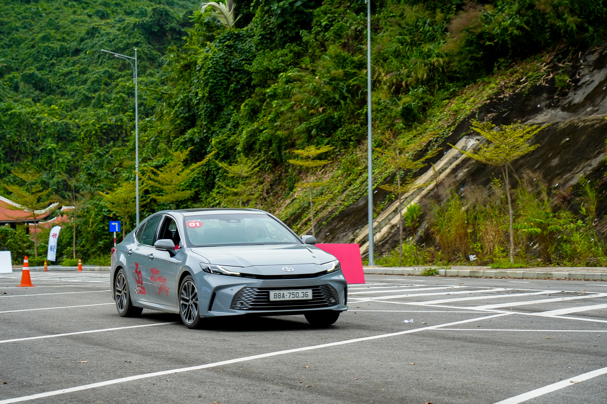 Toyota Camry mới lần đầu giảm giá tại đại lý- Ảnh 4.