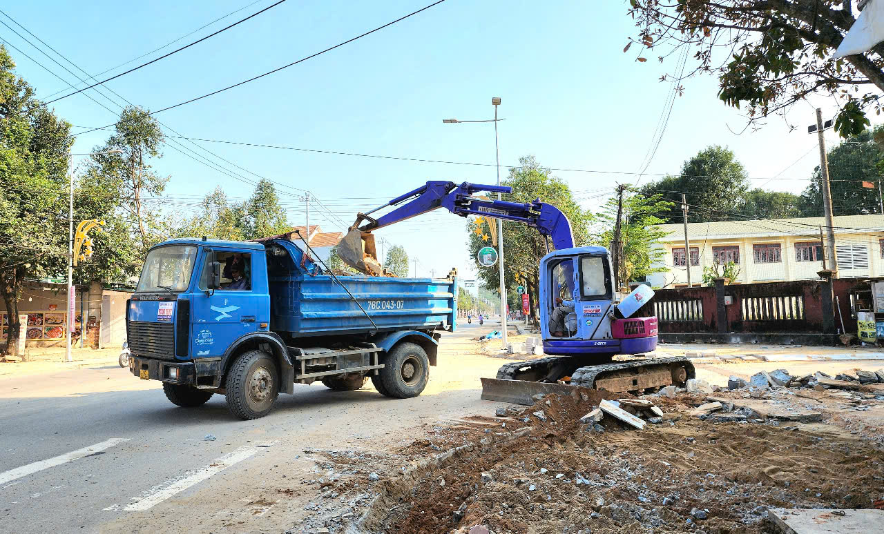 Quảng Ngãi: Nước rút hoàn thành đường Phạm Văn Đồng và quảng trường trăm tỷ- Ảnh 6.