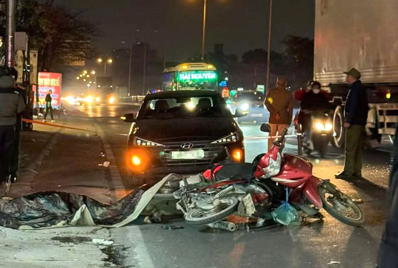 Hiện trường nơi hai chiếc xe máy đâm nhau làm một người tử vong.