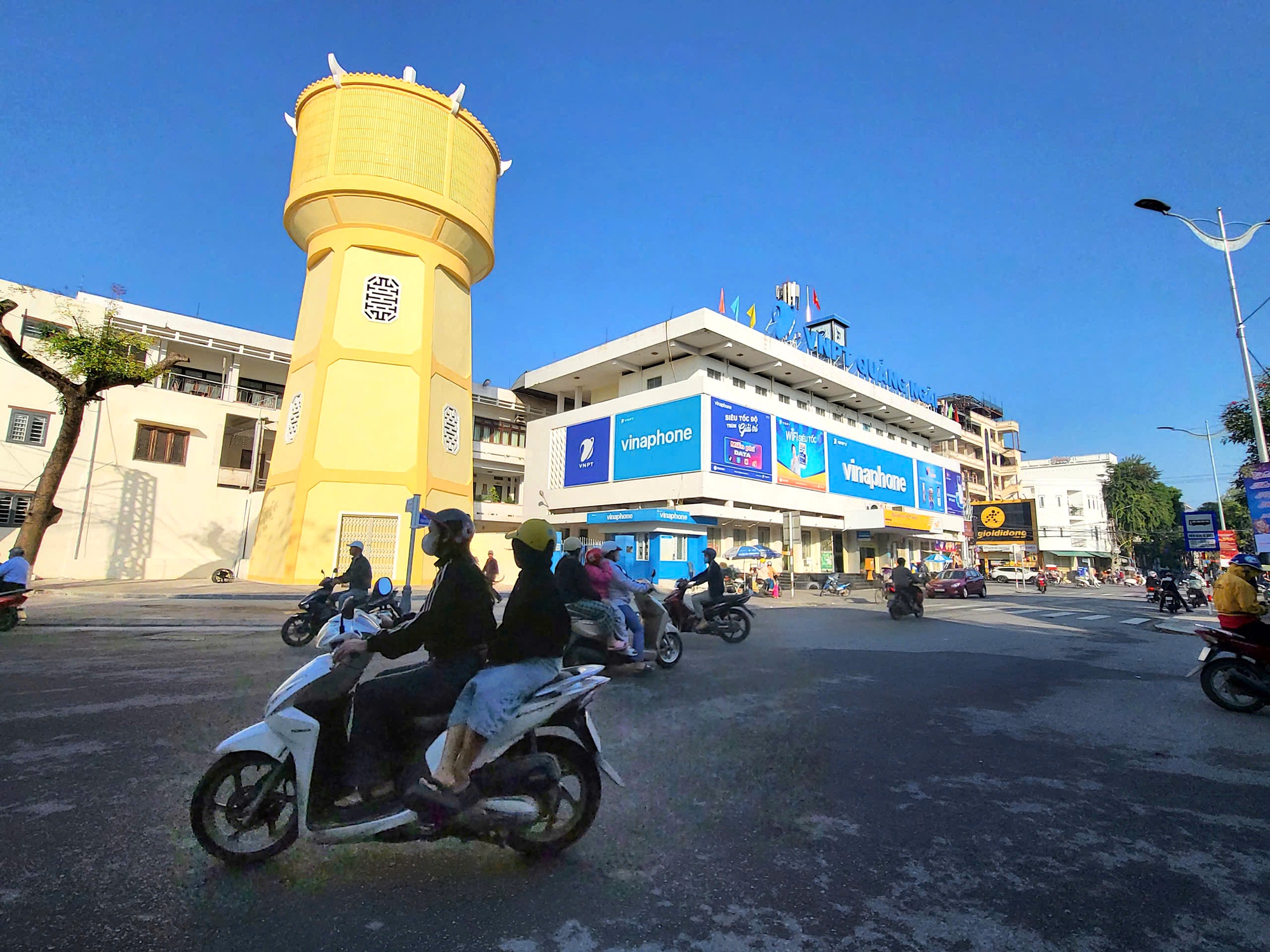 Quảng Ng&atilde;i: Ph&acirc;n cấp cho UBND x&atilde;, phường quản l&yacute; chiếu s&aacute;ng đ&ocirc; thị- Ảnh 1.