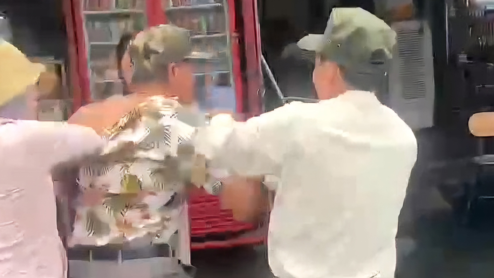 Xác minh, xử lý vụ đánh nhau giành khách trên đỉnh đèo Hải Vân- Ảnh 1. Xác minh, xử lý vụ đánh nhau giành khách trên đỉnh đèo Hải Vân- Ảnh 1.