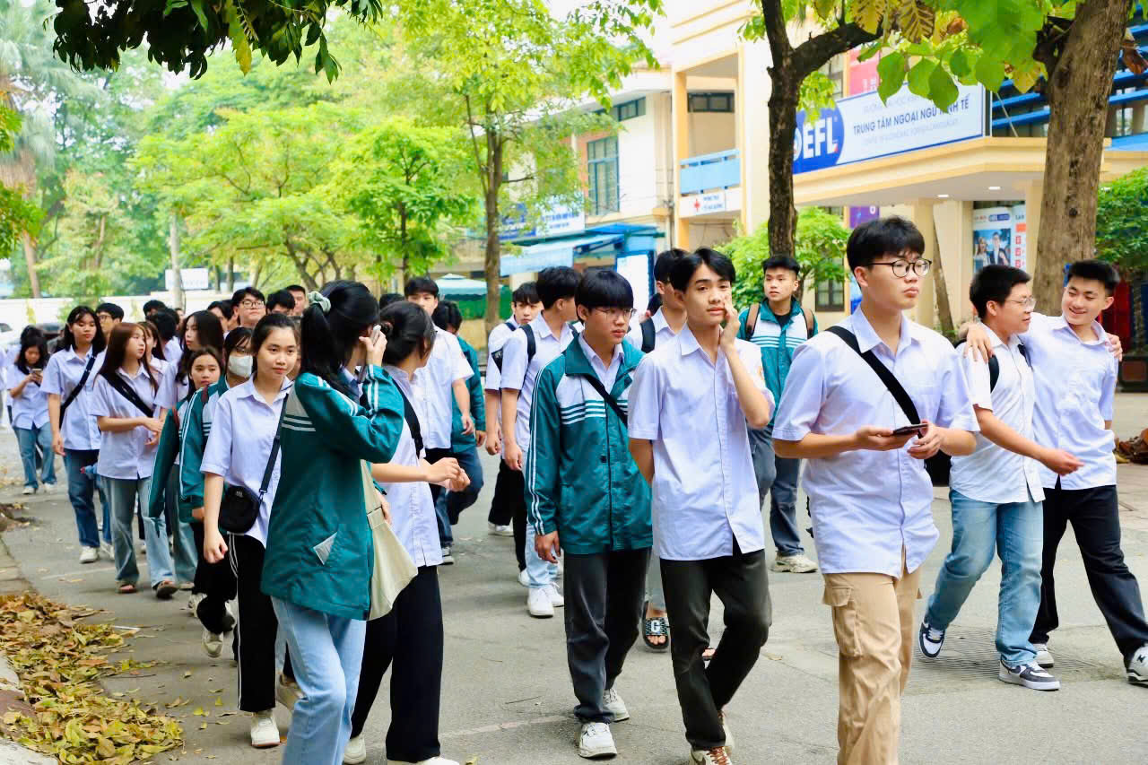 Hà Nội siết chặt kỳ thi vào lớp 10: Thí sinh đến muộn sẽ bị cấm thi- Ảnh 1. Hà Nội siết chặt kỳ thi vào lớp 10: Thí sinh đến muộn sẽ bị cấm thi- Ảnh 1.
