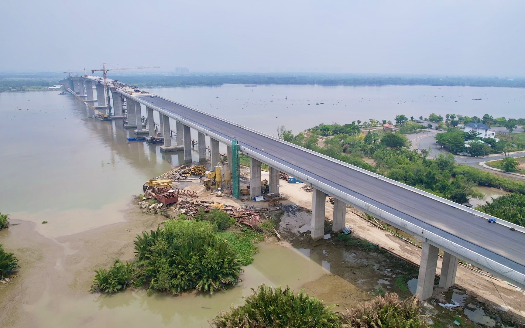 Công nhân đội nắng, chạy đua đưa cầu lớn nhất Vành đai 3 về đích