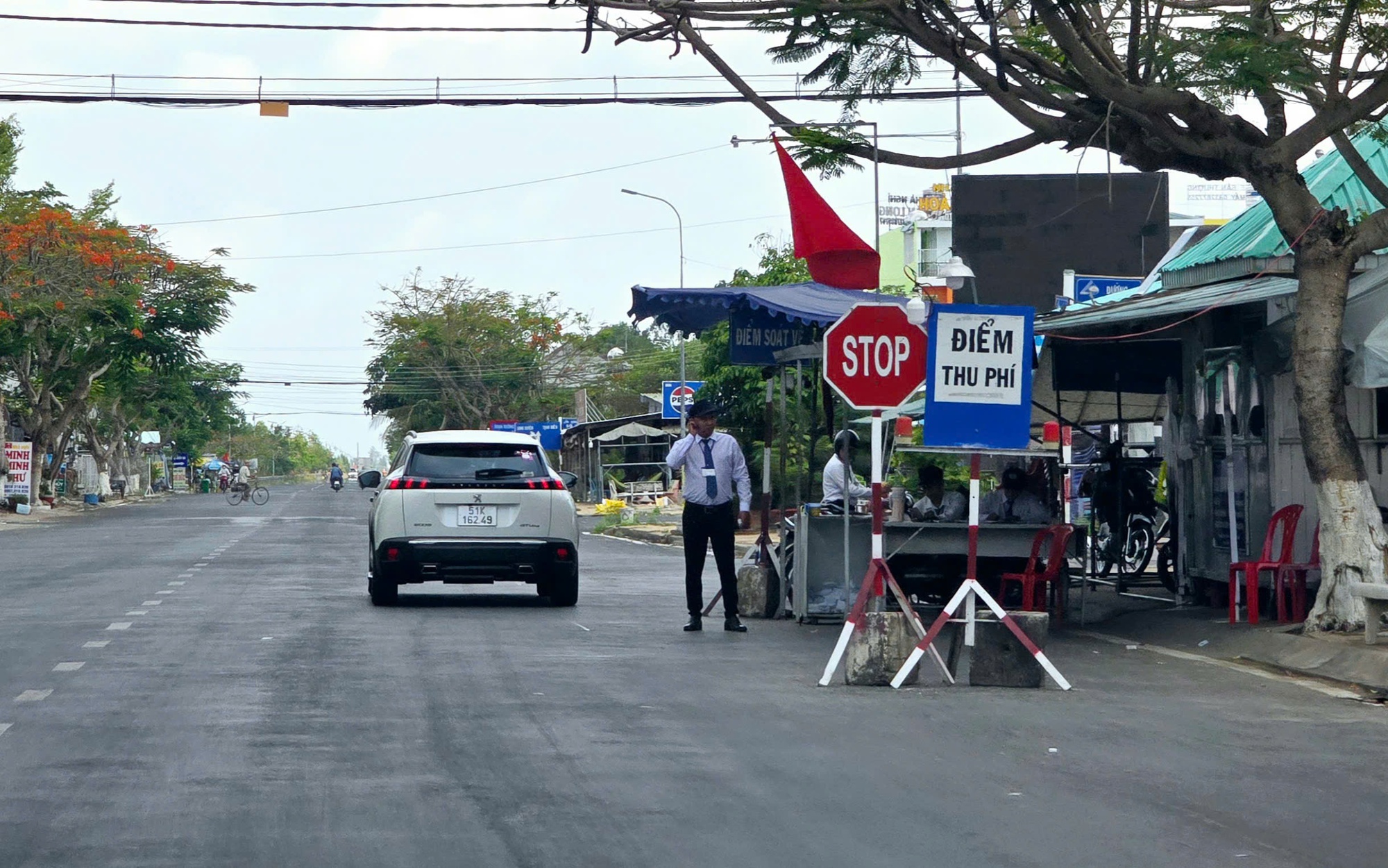 An Giang: Ai cho phép BQL Khu du lịch Núi Sam chặn đường thu phí?