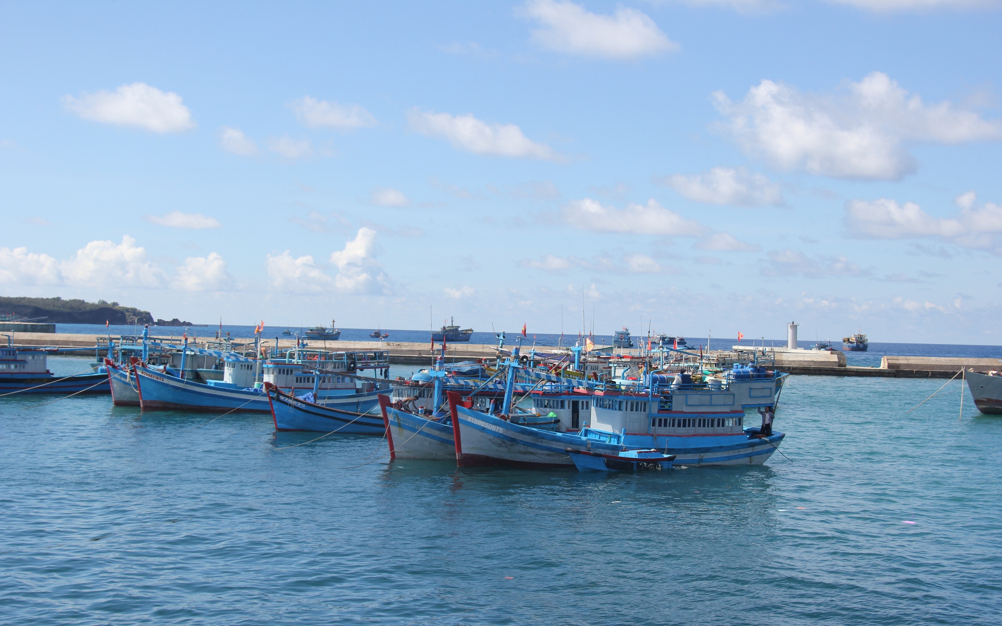 Bình Thuận: Đang tìm kiếm hai thuyền viên mất tích trên biển Phú Quý