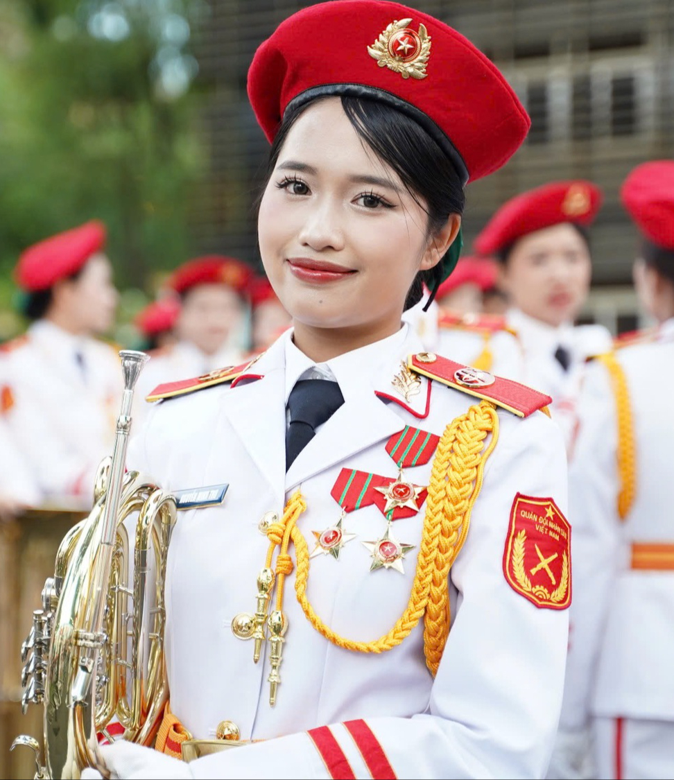 Người dân ùn ùn đổ về trung tâm TP.HCM theo dõi đêm hợp luyện diễu binh, diễu hành- Ảnh 6. Người dân ùn ùn đổ về trung tâm TP.HCM theo dõi đêm hợp luyện diễu binh, diễu hành- Ảnh 6.