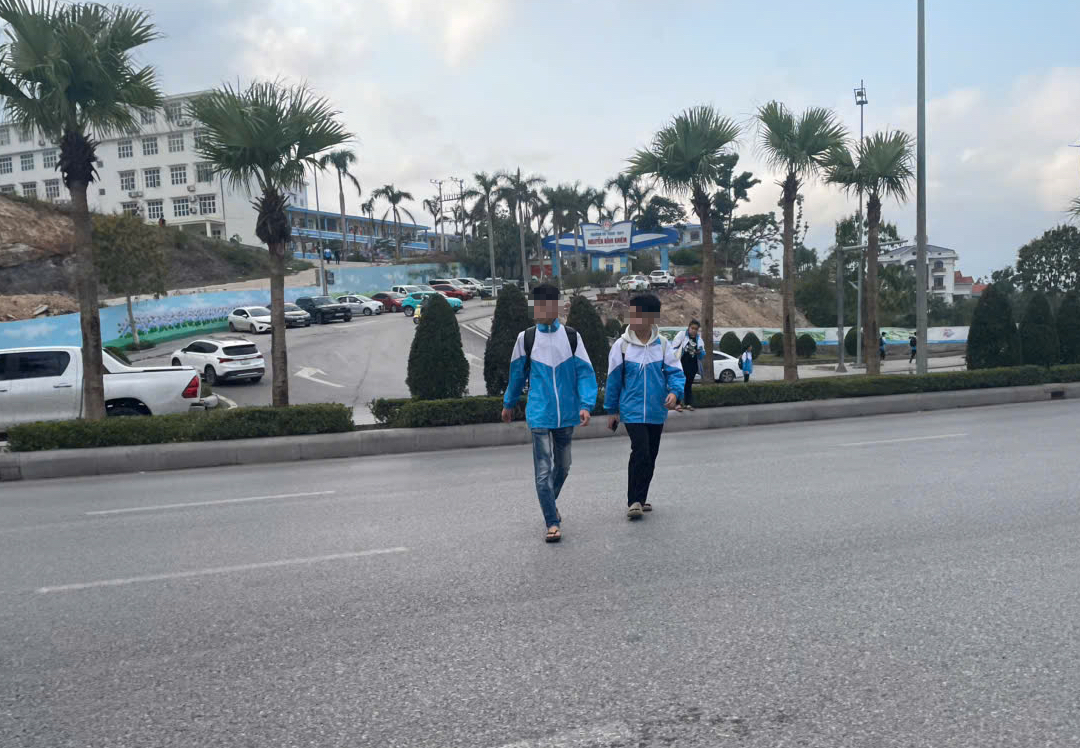 Quảng Ninh: Phớt lờ tử thần rình rập, vô tư trèo dải phân cách trên quốc lộ 18- Ảnh 1. Quảng Ninh: Phớt lờ tử thần rình rập, vô tư trèo dải phân cách trên quốc lộ 18- Ảnh 1.