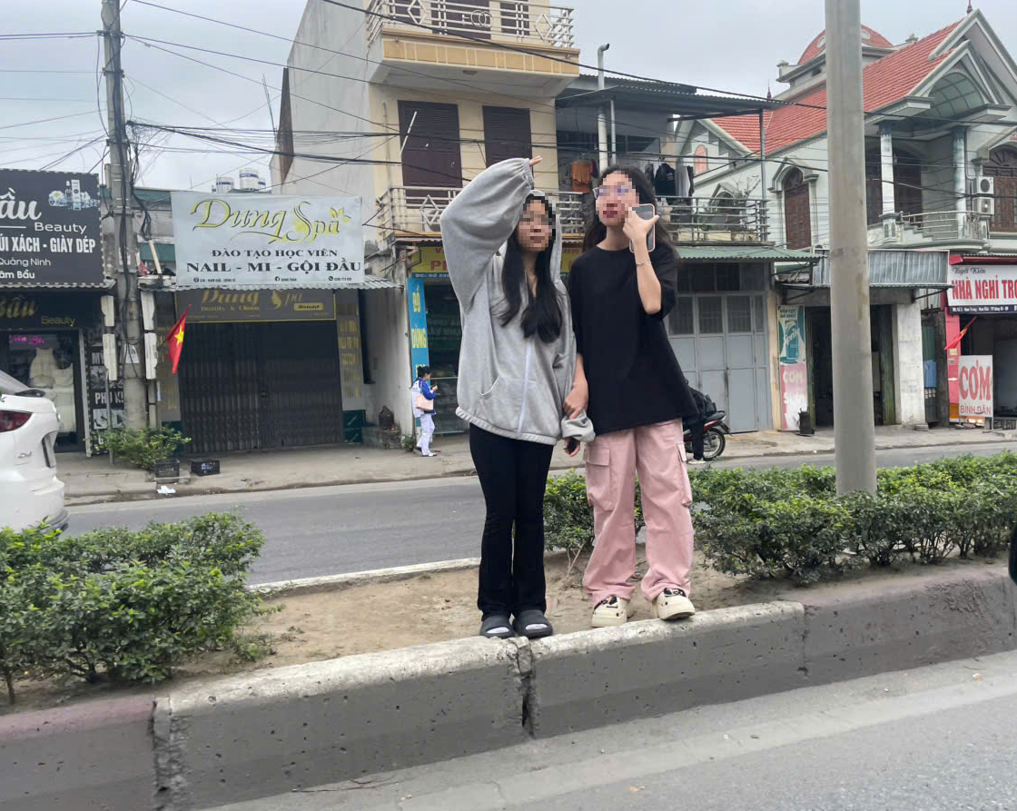 Quảng Ninh: Phớt lờ tử thần rình rập, vô tư trèo dải phân cách trên quốc lộ 18- Ảnh 3. Quảng Ninh: Phớt lờ tử thần rình rập, vô tư trèo dải phân cách trên quốc lộ 18- Ảnh 3.