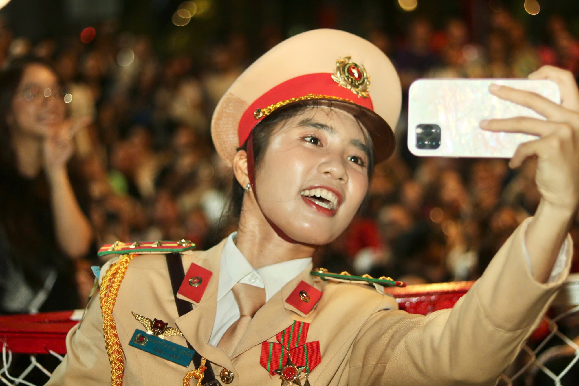 Người dân ùn ùn đổ về trung tâm TP.HCM theo dõi đêm hợp luyện diễu binh, diễu hành- Ảnh 5. Người dân ùn ùn đổ về trung tâm TP.HCM theo dõi đêm hợp luyện diễu binh, diễu hành- Ảnh 5.