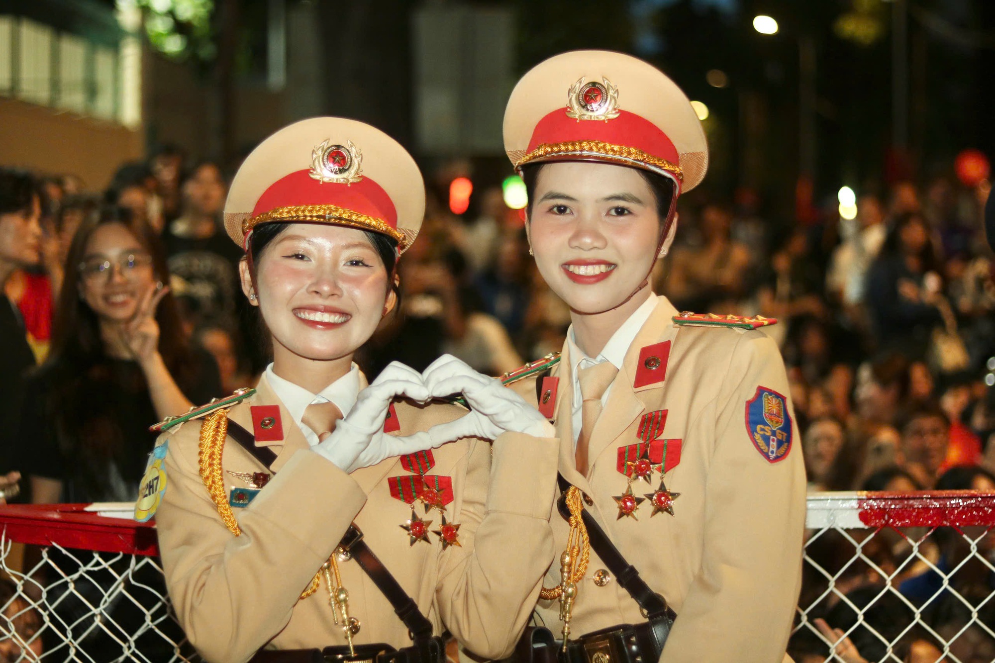 Người dân ùn ùn đổ về trung tâm TP.HCM theo dõi đêm hợp luyện diễu binh, diễu hành- Ảnh 7. Người dân ùn ùn đổ về trung tâm TP.HCM theo dõi đêm hợp luyện diễu binh, diễu hành- Ảnh 7.
