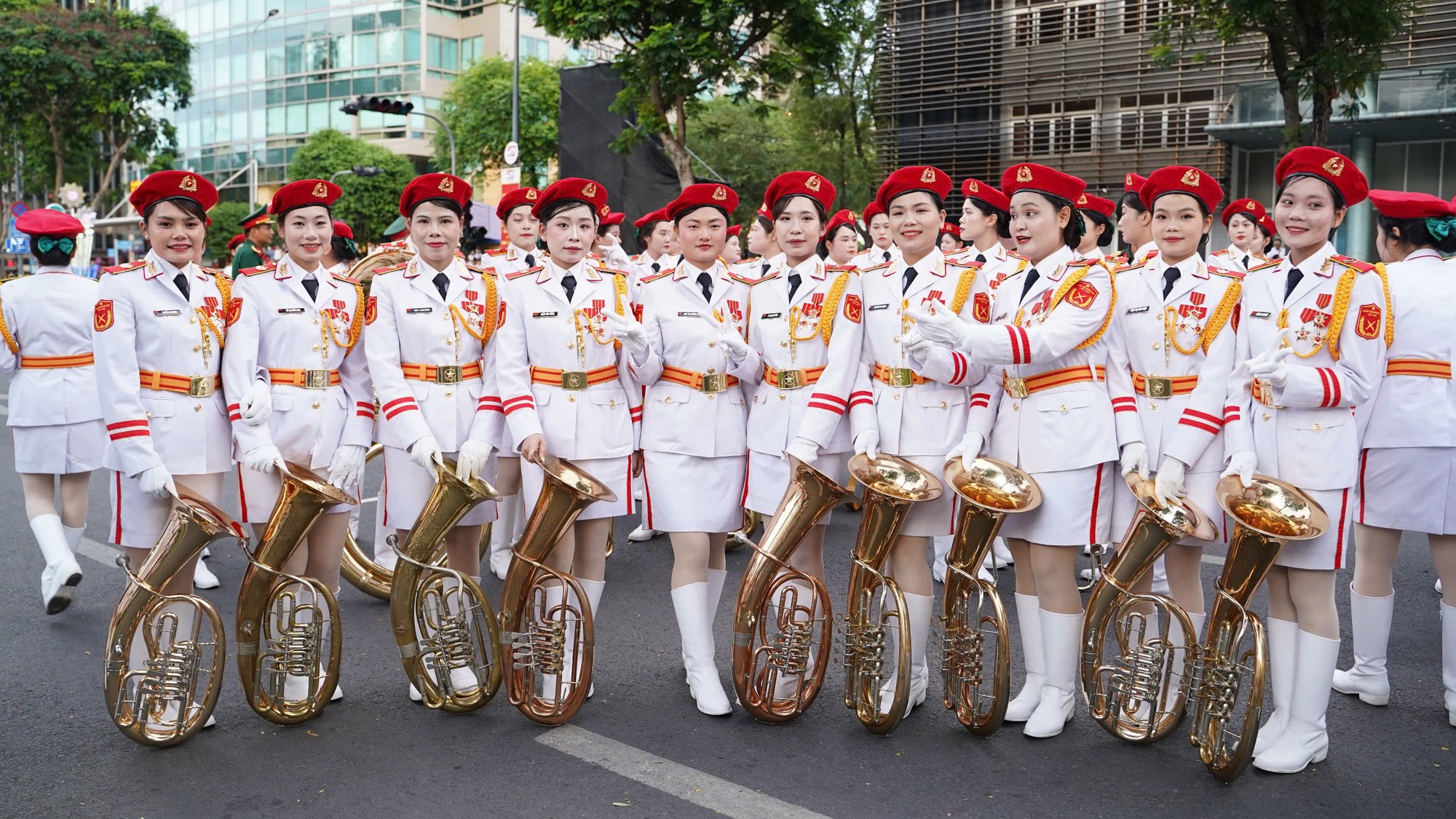 Người dân ùn ùn đổ về trung tâm TP.HCM theo dõi đêm hợp luyện diễu binh, diễu hành- Ảnh 4. Người dân ùn ùn đổ về trung tâm TP.HCM theo dõi đêm hợp luyện diễu binh, diễu hành- Ảnh 4.