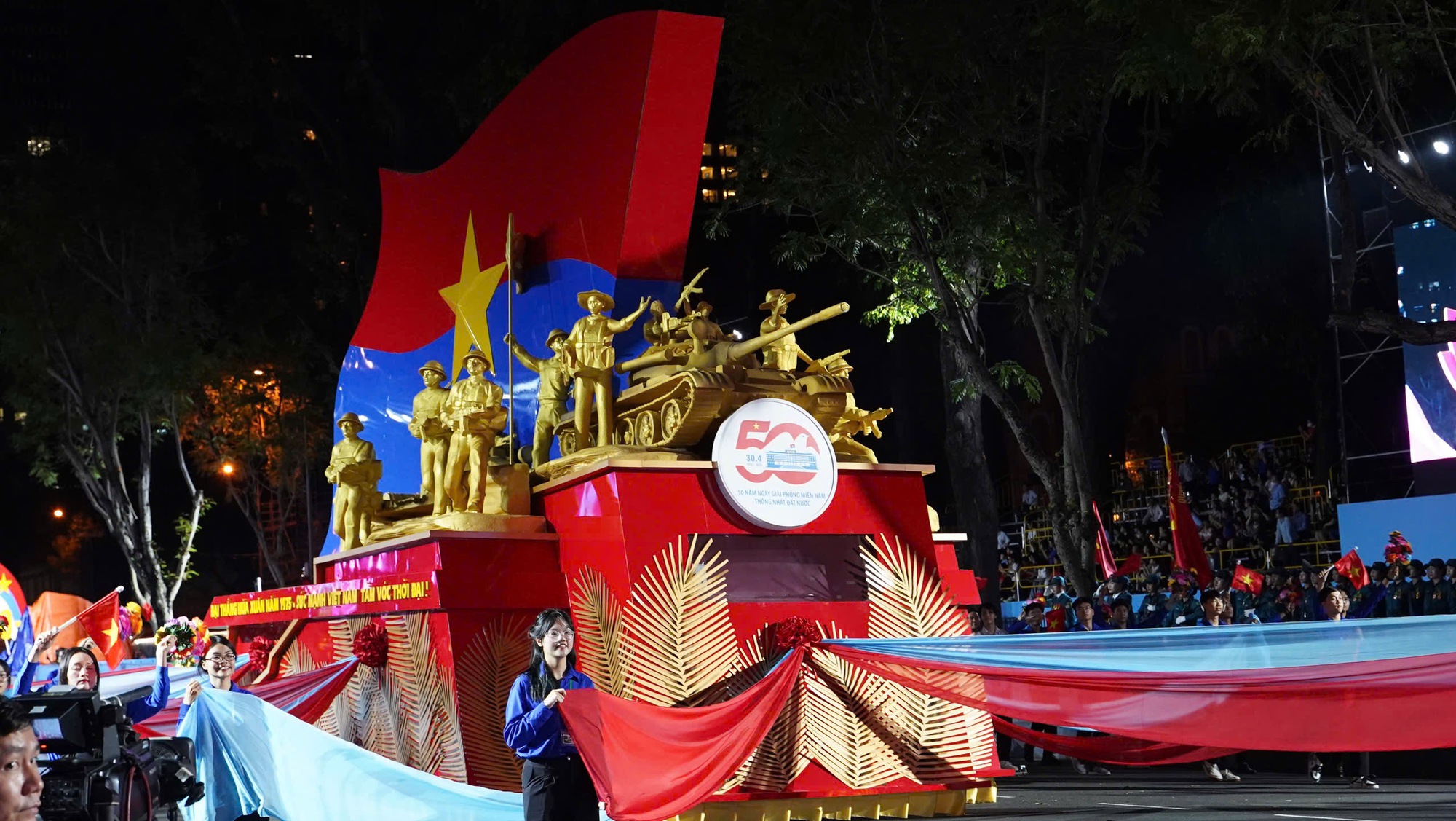 Người dân ùn ùn đổ về trung tâm TP.HCM theo dõi đêm hợp luyện diễu binh, diễu hành- Ảnh 9. Người dân ùn ùn đổ về trung tâm TP.HCM theo dõi đêm hợp luyện diễu binh, diễu hành- Ảnh 9.