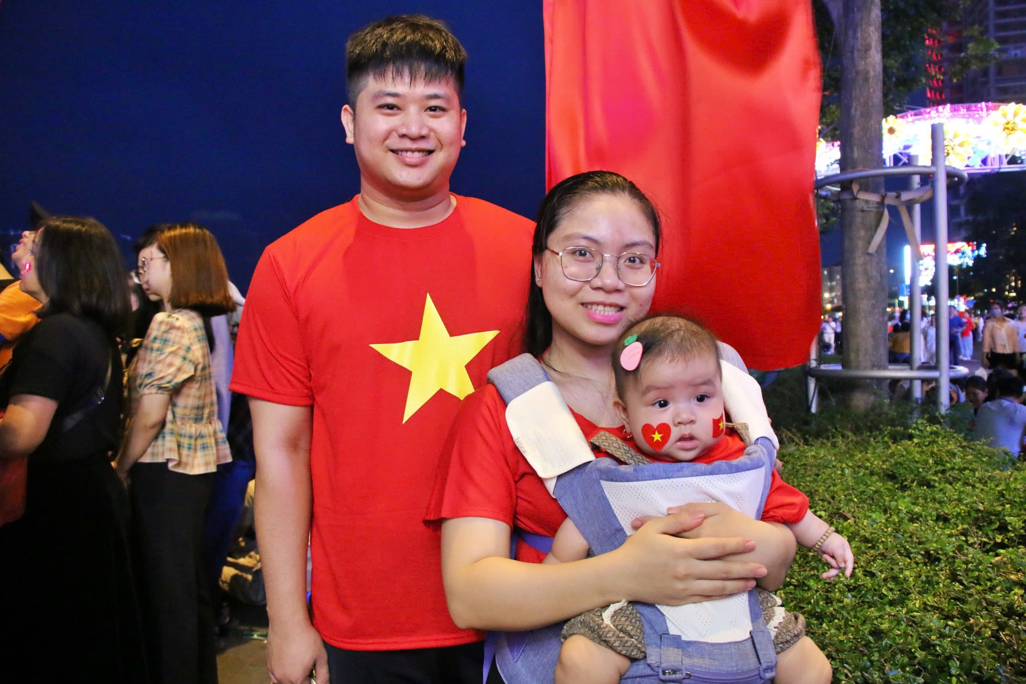 Người dân ùn ùn đổ về trung tâm TP.HCM theo dõi đêm hợp luyện diễu binh, diễu hành- Ảnh 25. Người dân ùn ùn đổ về trung tâm TP.HCM theo dõi đêm hợp luyện diễu binh, diễu hành- Ảnh 25.
