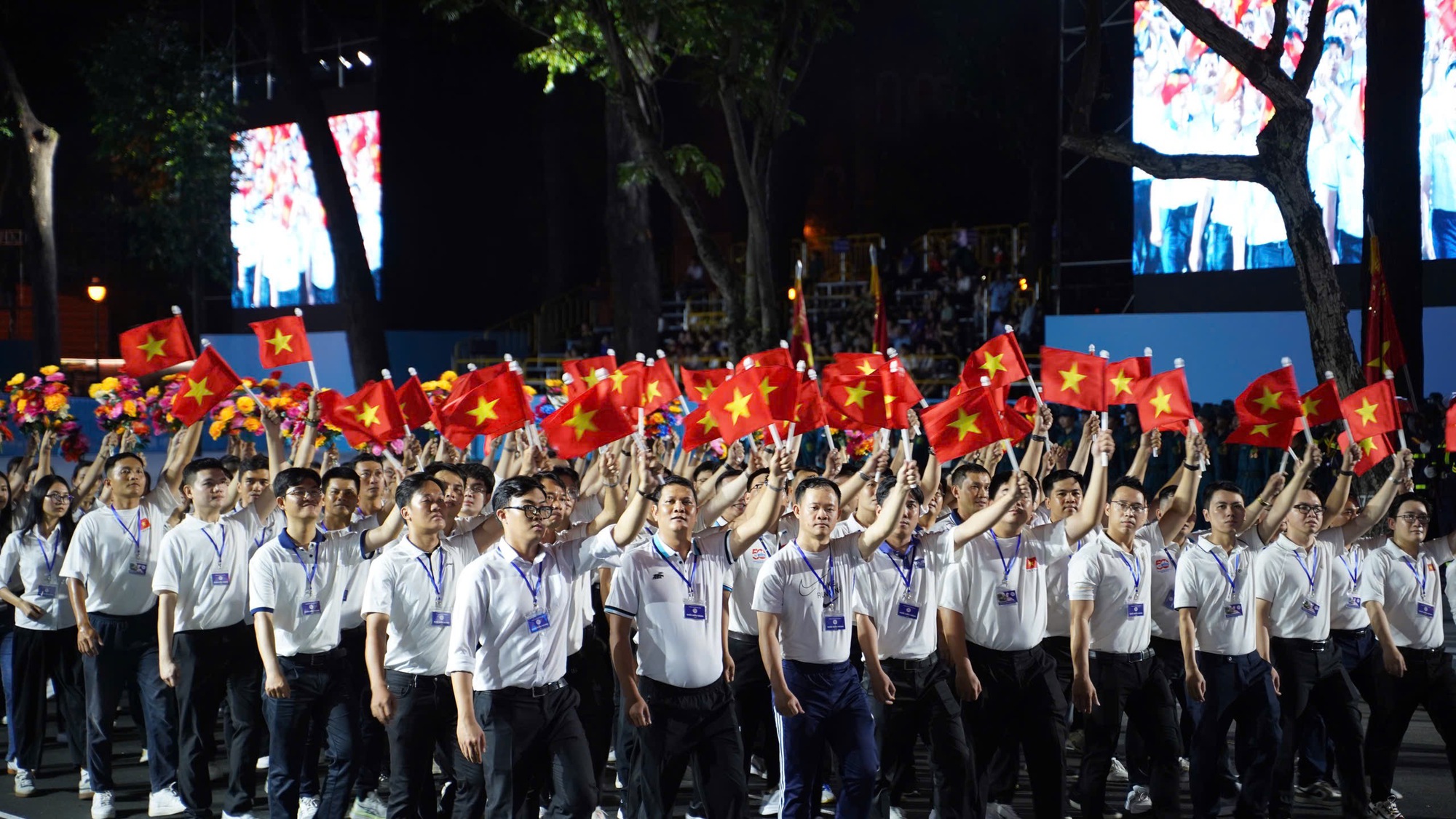 Người dân ùn ùn đổ về trung tâm TP.HCM theo dõi đêm hợp luyện diễu binh, diễu hành- Ảnh 20. Người dân ùn ùn đổ về trung tâm TP.HCM theo dõi đêm hợp luyện diễu binh, diễu hành- Ảnh 20.