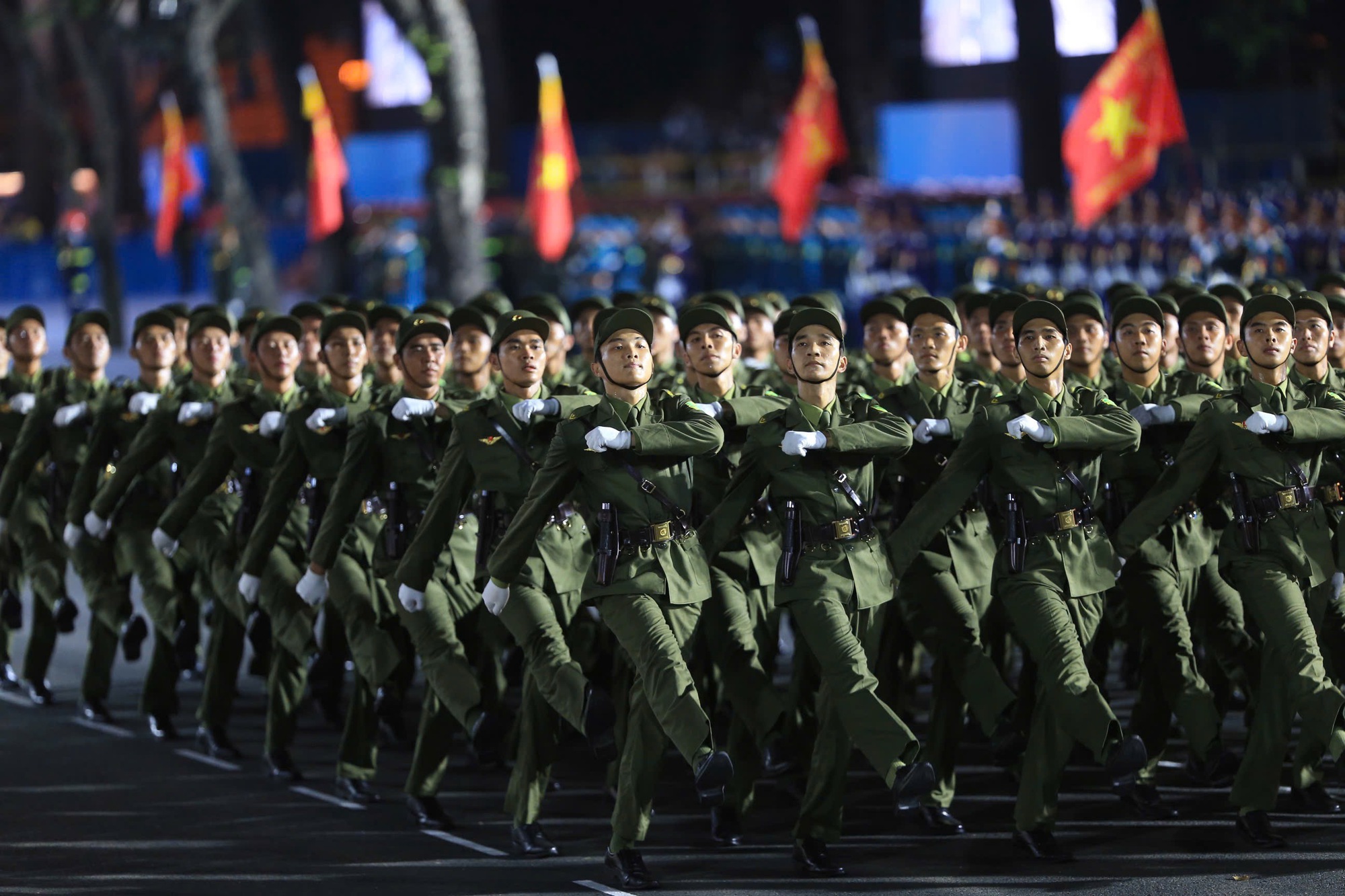 Người dân ùn ùn đổ về trung tâm TP.HCM theo dõi đêm hợp luyện diễu binh, diễu hành- Ảnh 14. Người dân ùn ùn đổ về trung tâm TP.HCM theo dõi đêm hợp luyện diễu binh, diễu hành- Ảnh 14.