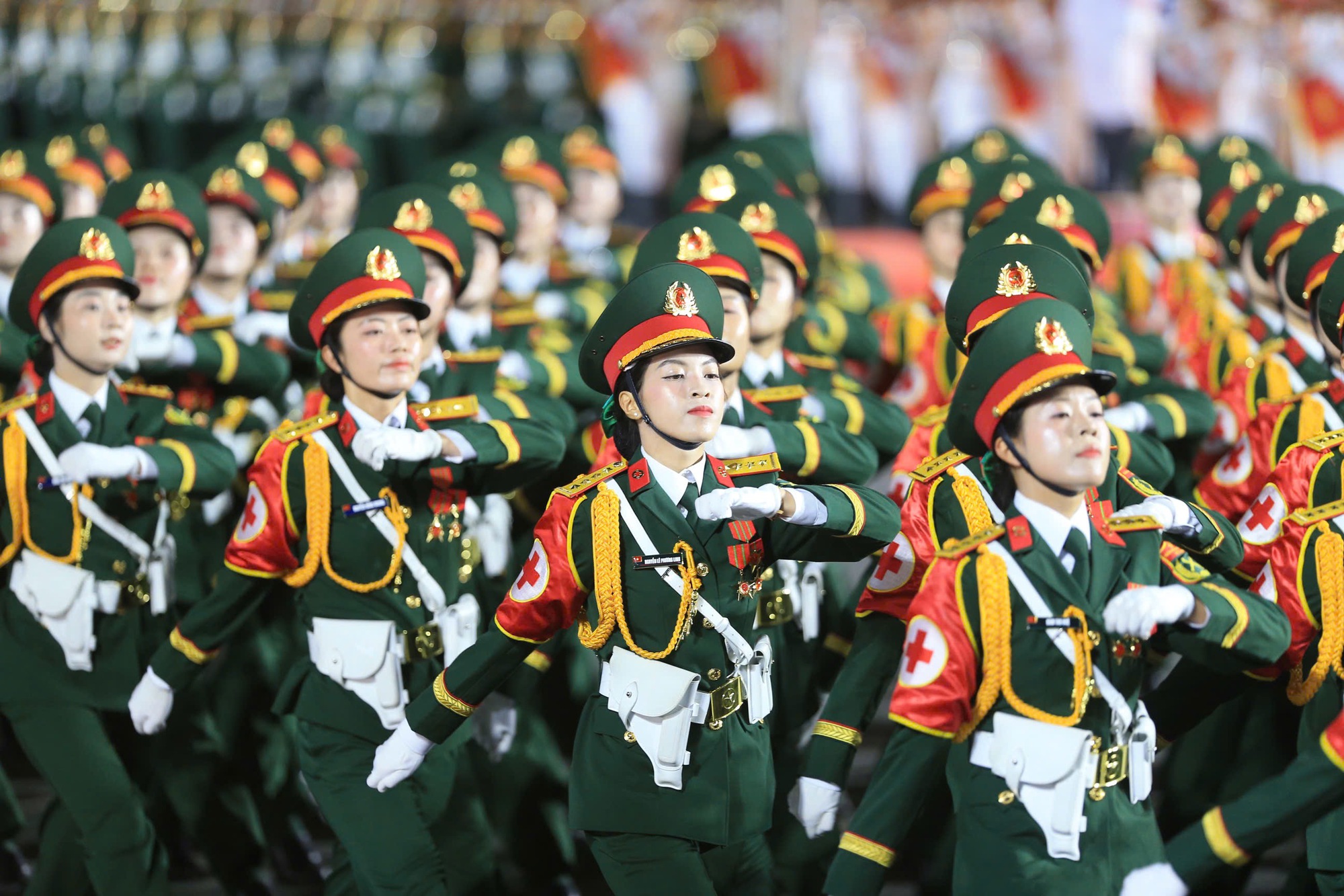 Người dân ùn ùn đổ về trung tâm TP.HCM theo dõi đêm hợp luyện diễu binh, diễu hành- Ảnh 16. Người dân ùn ùn đổ về trung tâm TP.HCM theo dõi đêm hợp luyện diễu binh, diễu hành- Ảnh 16.