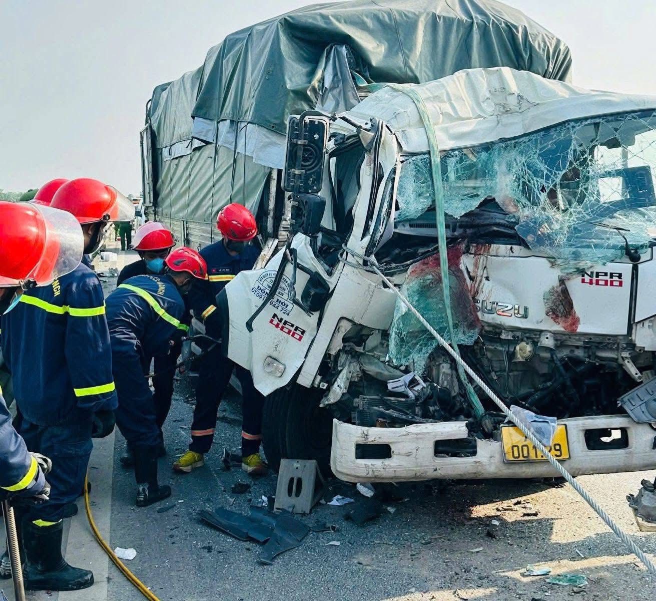 Hai xe tải đối đầu làm 2 người tử vong trên cao tốc Mai Sơn - QL45 có còn hạn đăng kiểm?- Ảnh 1. Hai xe tải đối đầu làm 2 người tử vong trên cao tốc Mai Sơn - QL45 có còn hạn đăng kiểm?- Ảnh 1.