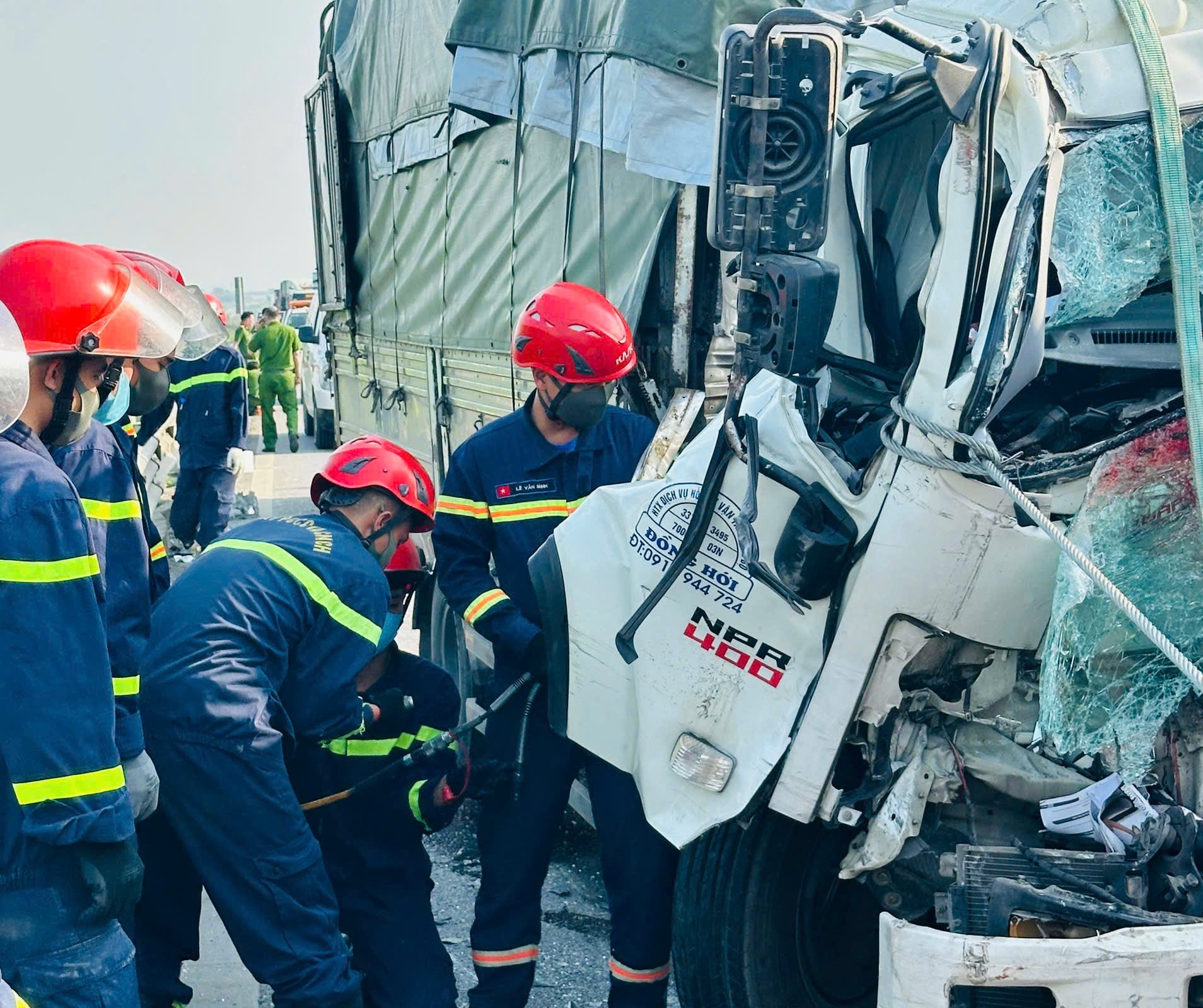 Hai xe tải va chạm trên cao tốc, 2 người tử vong- Ảnh 1. Hai xe tải va chạm trên cao tốc, 2 người tử vong- Ảnh 1.