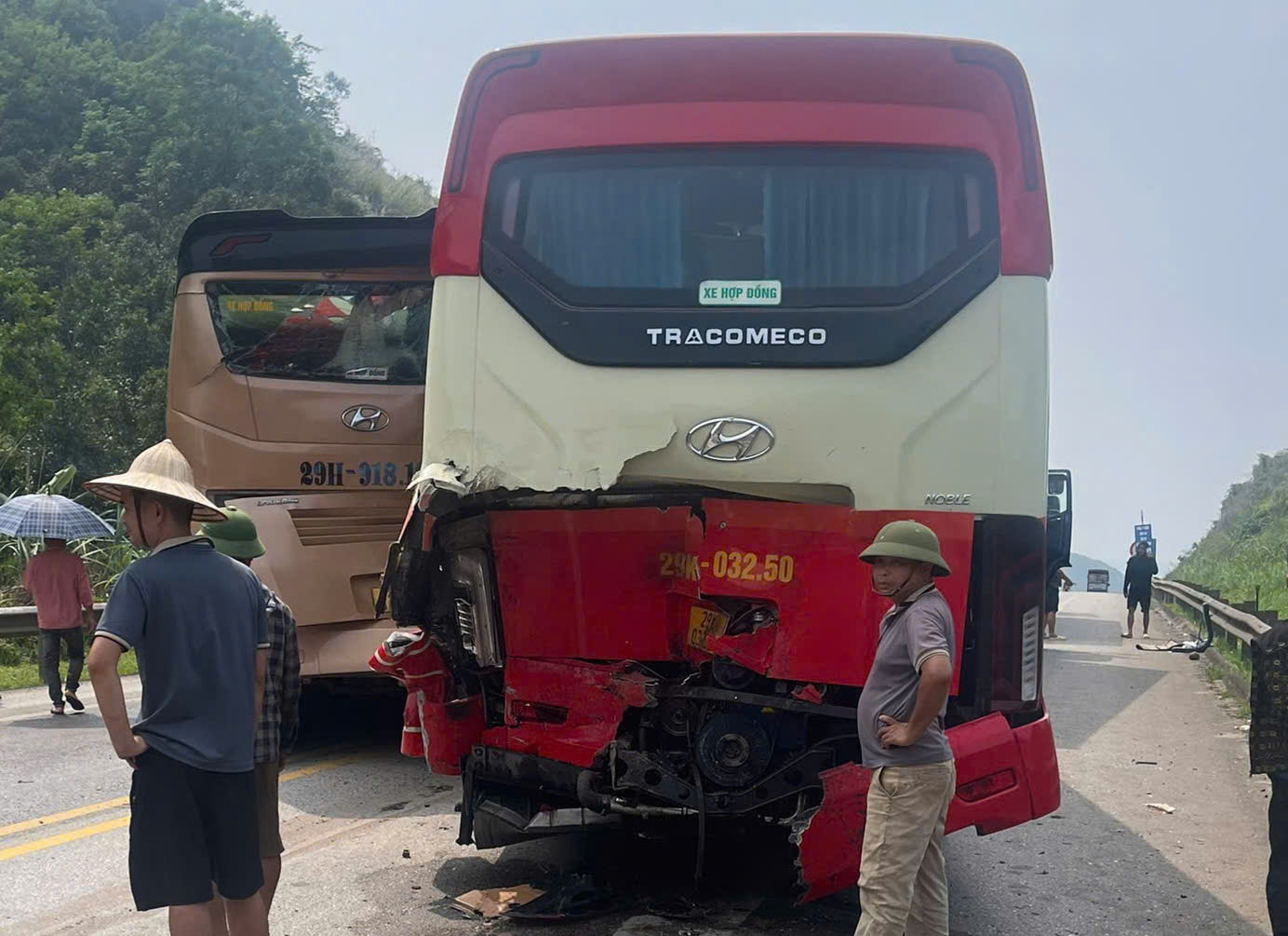 Cao tốc Nội Bài - Lào Cai ùn tắc kéo dài sau tai nạn liên hoàn 4 ô tô- Ảnh 1.