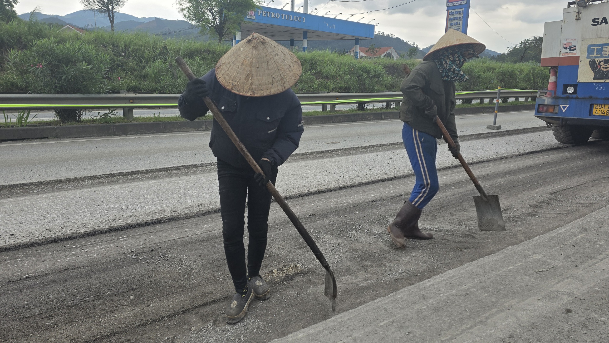 Công nhân đội nắng thi công sửa chữa cao tốc Nội Bài - Lào Cai đảm bảo an toàn dịp lễ 30/4- Ảnh 6. Công nhân đội nắng thi công sửa chữa cao tốc Nội Bài - Lào Cai đảm bảo an toàn dịp lễ 30/4- Ảnh 6.