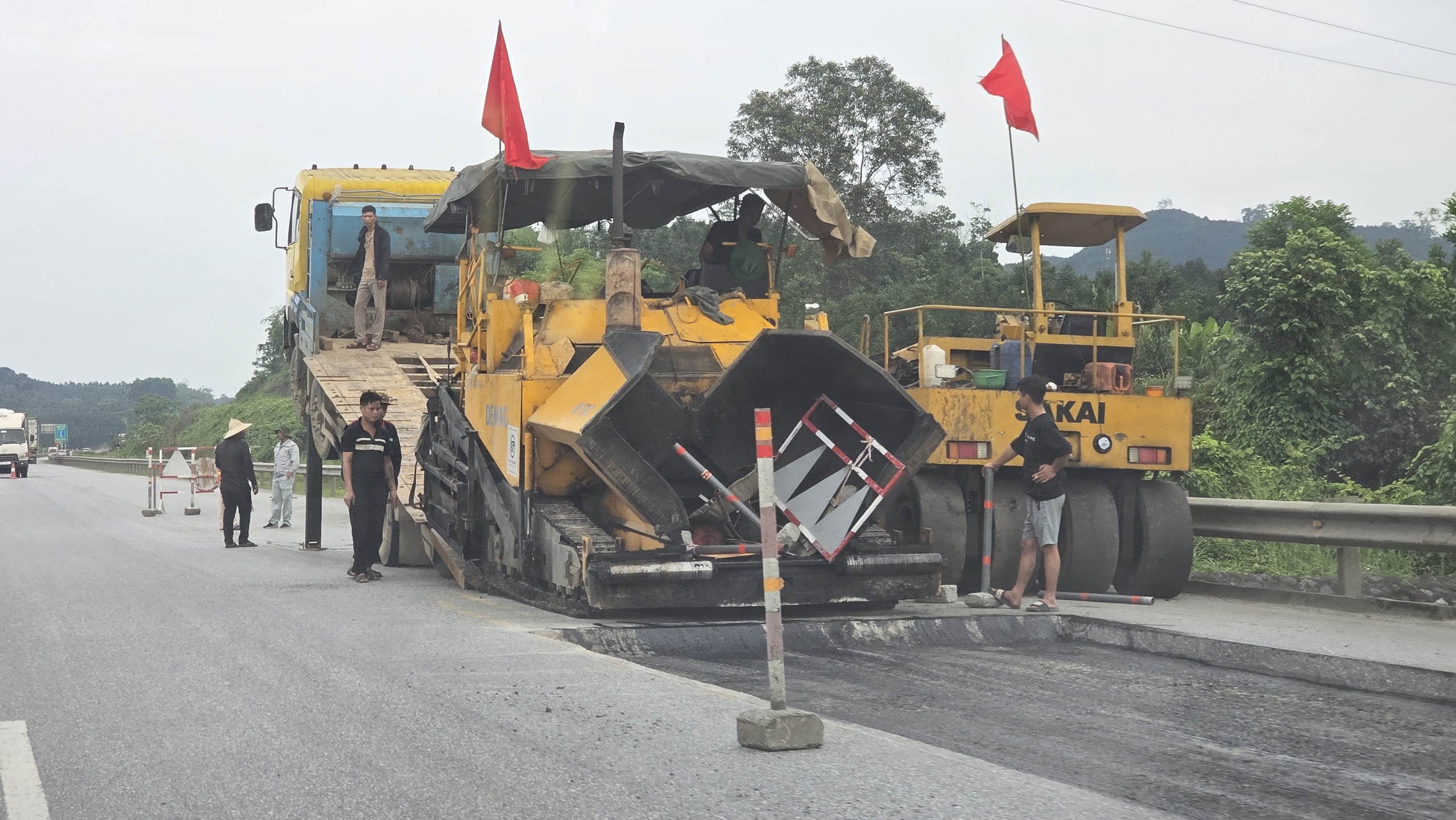 Công nhân đội nắng thi công sửa chữa cao tốc Nội Bài - Lào Cai đảm bảo an toàn dịp lễ 30/4- Ảnh 13. Công nhân đội nắng thi công sửa chữa cao tốc Nội Bài - Lào Cai đảm bảo an toàn dịp lễ 30/4- Ảnh 13.