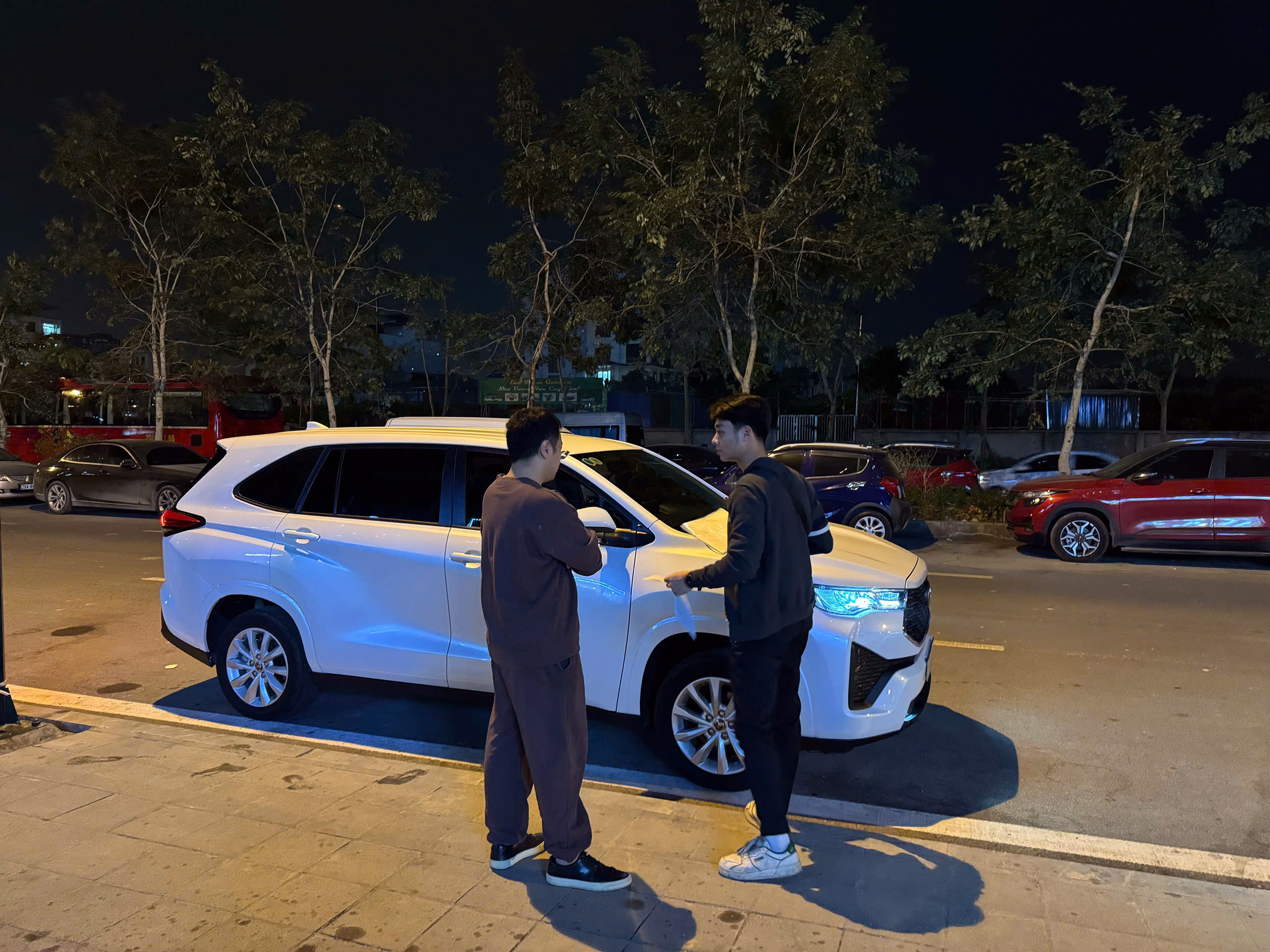 Thị trường thuê ôtô tự lái tăng giá mạnh dịp lễ 30/4, người thuê ưa chuộng xe điện