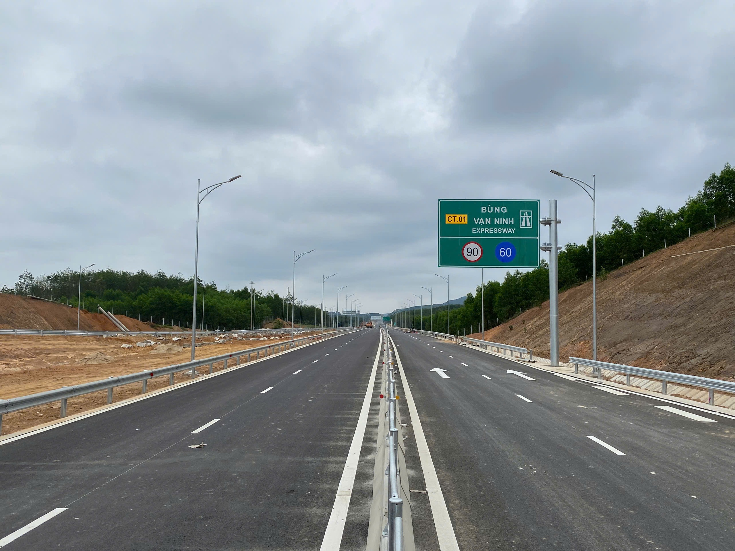 Bung - Van Ninh Expressway main route is ready to operate from April 28th- Ảnh 2. Bung - Van Ninh Expressway main route is ready to operate from April 28th- Ảnh 2.