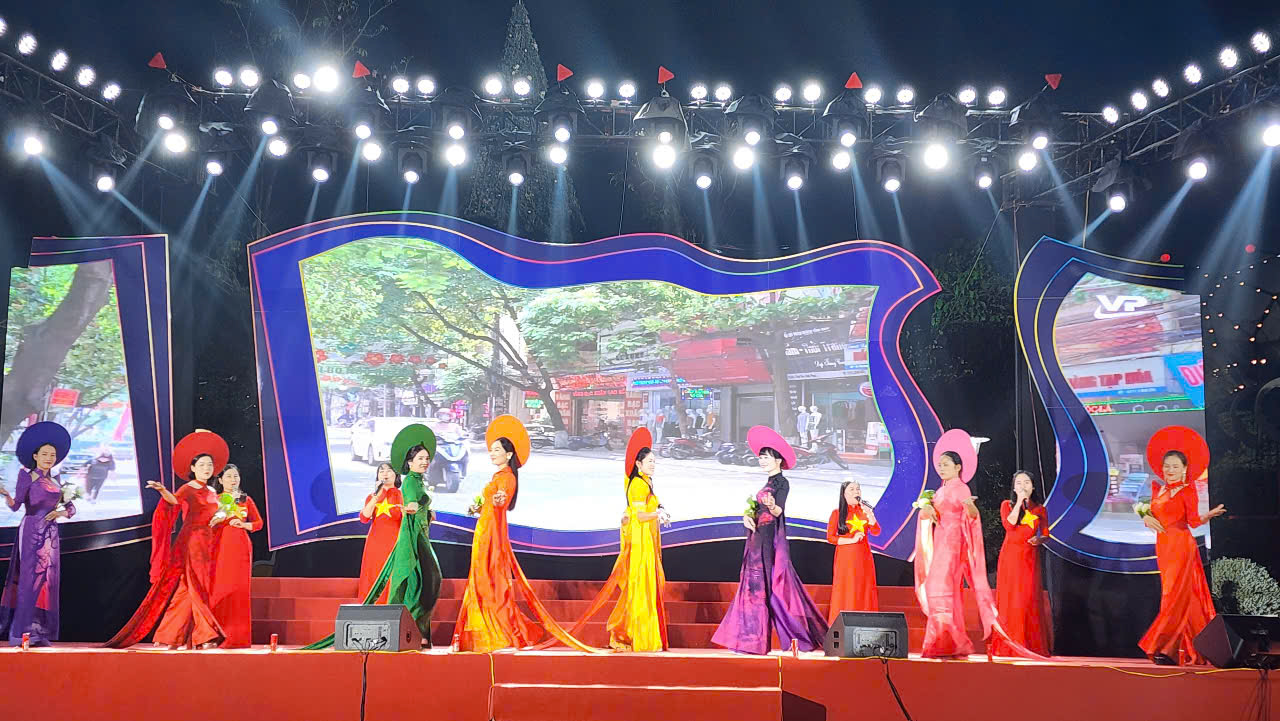 Vĩnh Yên: Âm vang nghệ thuật “Tổ quốc vinh quang”- Ảnh 5. Vĩnh Yên: Âm vang nghệ thuật “Tổ quốc vinh quang”- Ảnh 5.