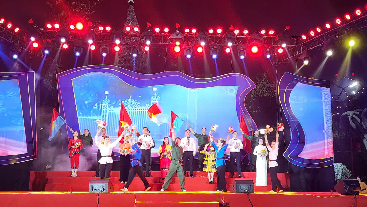 Vĩnh Yên: Âm vang nghệ thuật “Tổ quốc vinh quang”- Ảnh 4. Vĩnh Yên: Âm vang nghệ thuật “Tổ quốc vinh quang”- Ảnh 4.
