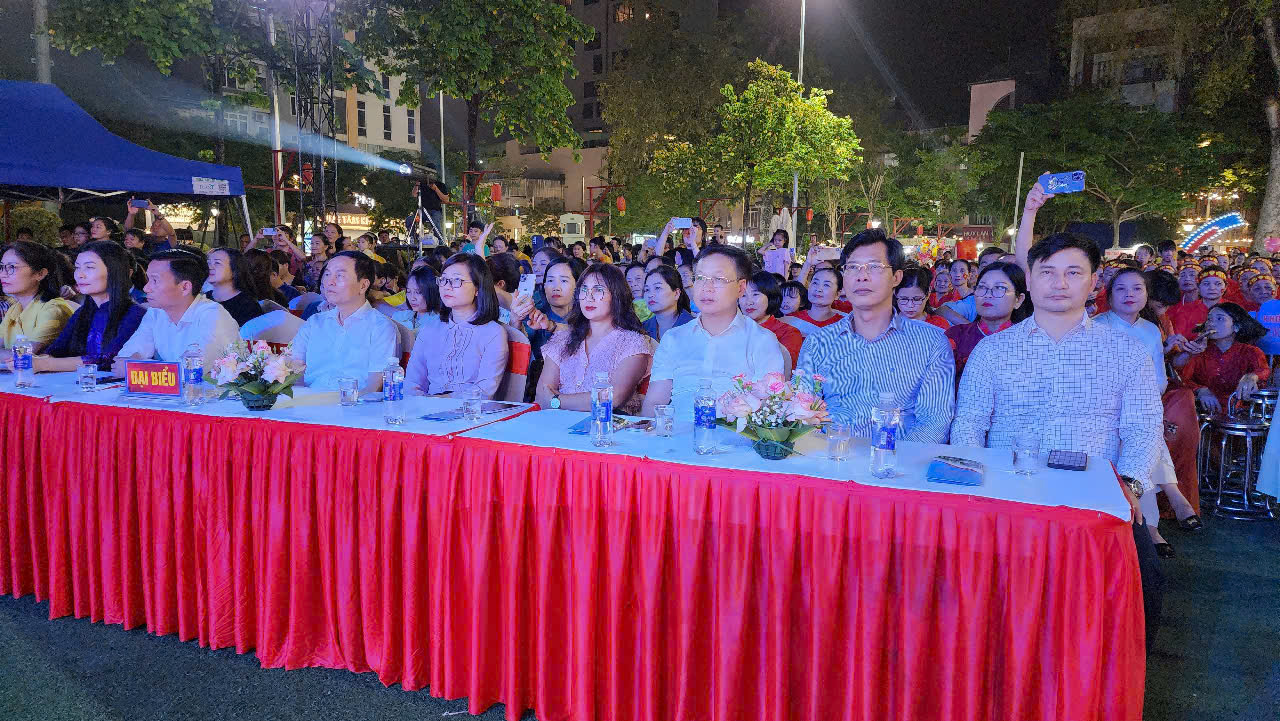 Vĩnh Yên: Âm vang nghệ thuật “Tổ quốc vinh quang”- Ảnh 1. Vĩnh Yên: Âm vang nghệ thuật “Tổ quốc vinh quang”- Ảnh 1.