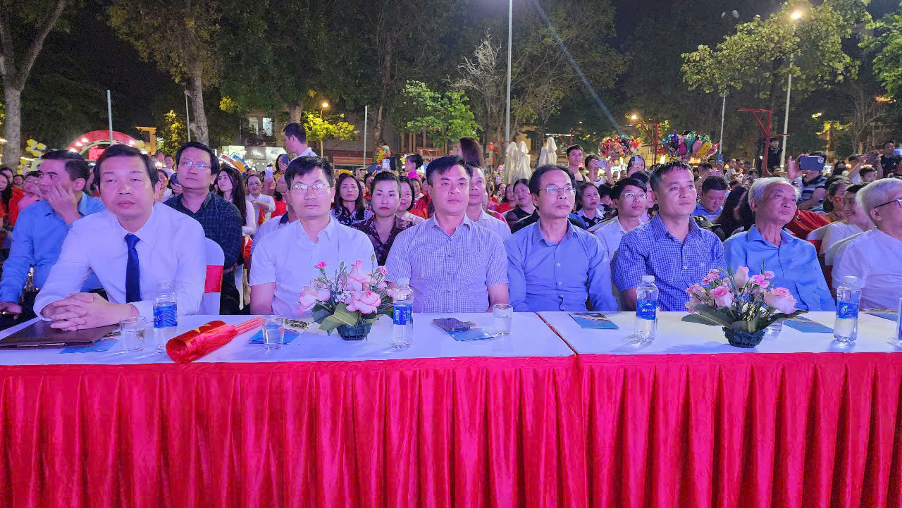 Vĩnh Yên: Âm vang nghệ thuật “Tổ quốc vinh quang”- Ảnh 3. Vĩnh Yên: Âm vang nghệ thuật “Tổ quốc vinh quang”- Ảnh 3.