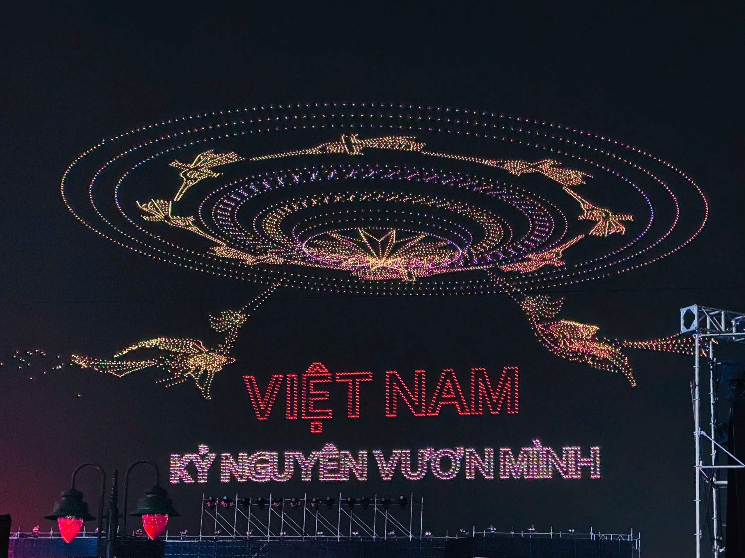 TP.HCM ngừng chương trình biểu diễn 10.500 drone tối 1/5 vì lý do an toàn- Ảnh 1. TP.HCM ngừng chương trình biểu diễn 10.500 w88 link vao w88 moi nhat tối 1/5 vì lý do an toàn- Ảnh 1.
