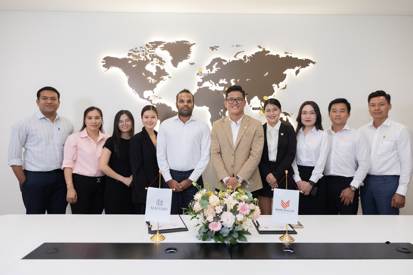 Worldvills và Maestro hợp tác chiến lược toàn diện: Kỳ vọng những công trình giá trị- Ảnh 2. Ảnh có chứa trang phục, người, đàn ông, hoa Nội dung do AI tạo ra có thể không chính xác.